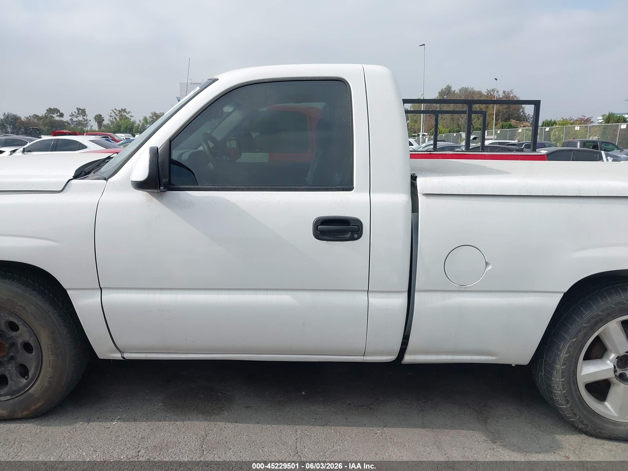 2005 Chevrolet Silverado 1500 Work Truck White vin: 1GCEC14V55Z350638