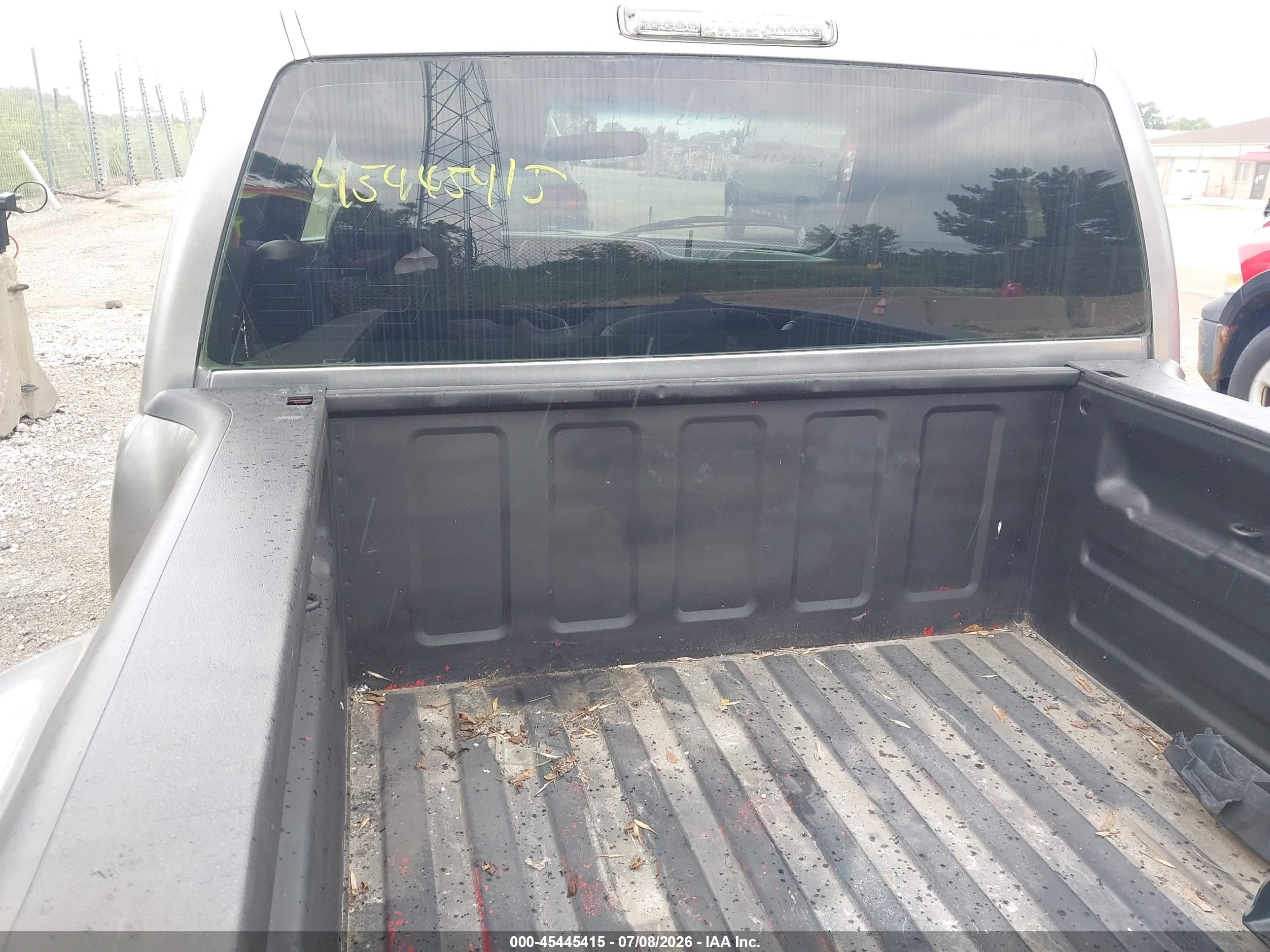 2002 Chevrolet Silverado 1500   Серебряный vin: 1GCEC14V62Z235638