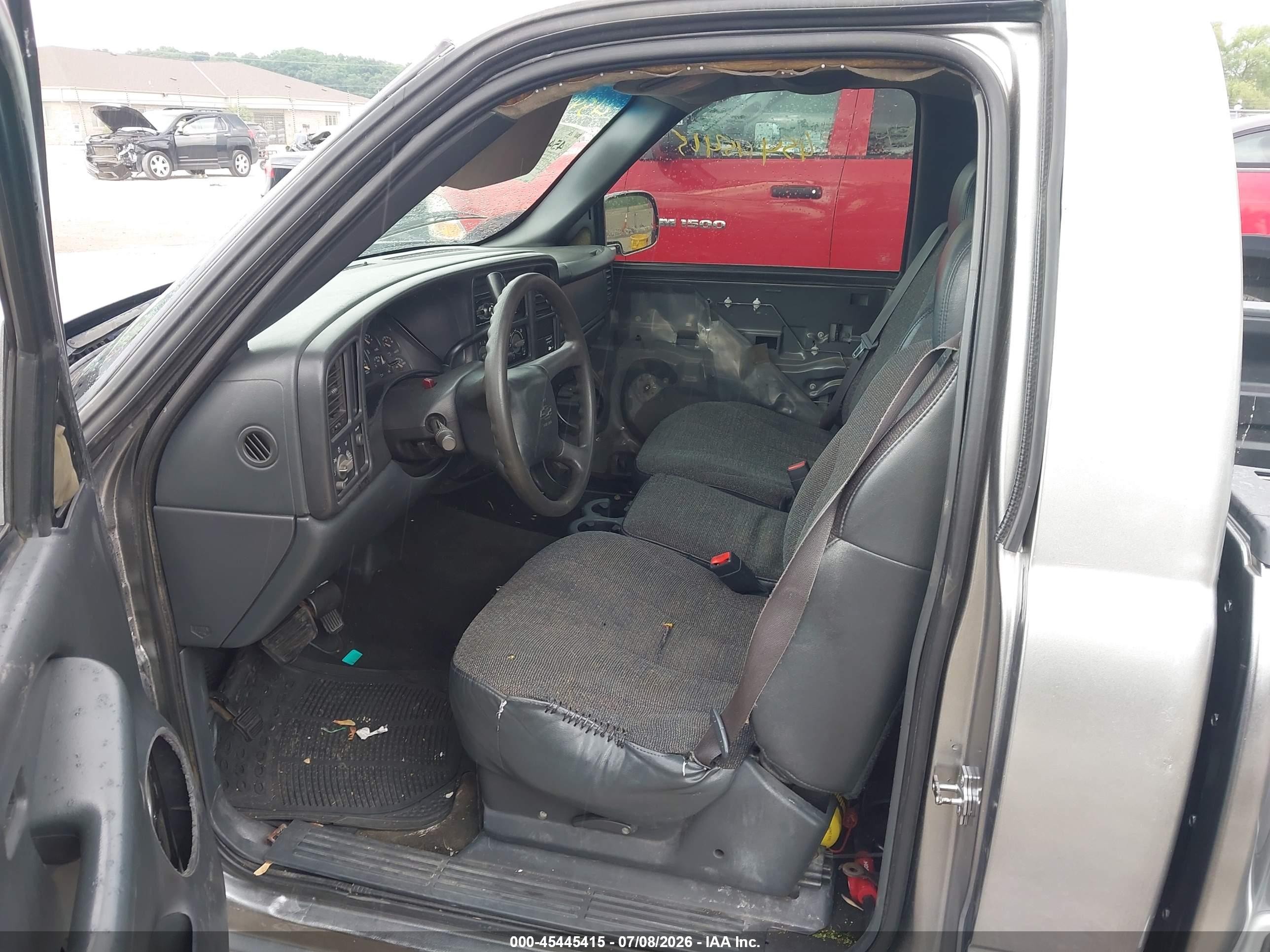 2002 Chevrolet Silverado 1500   Серебряный vin: 1GCEC14V62Z235638