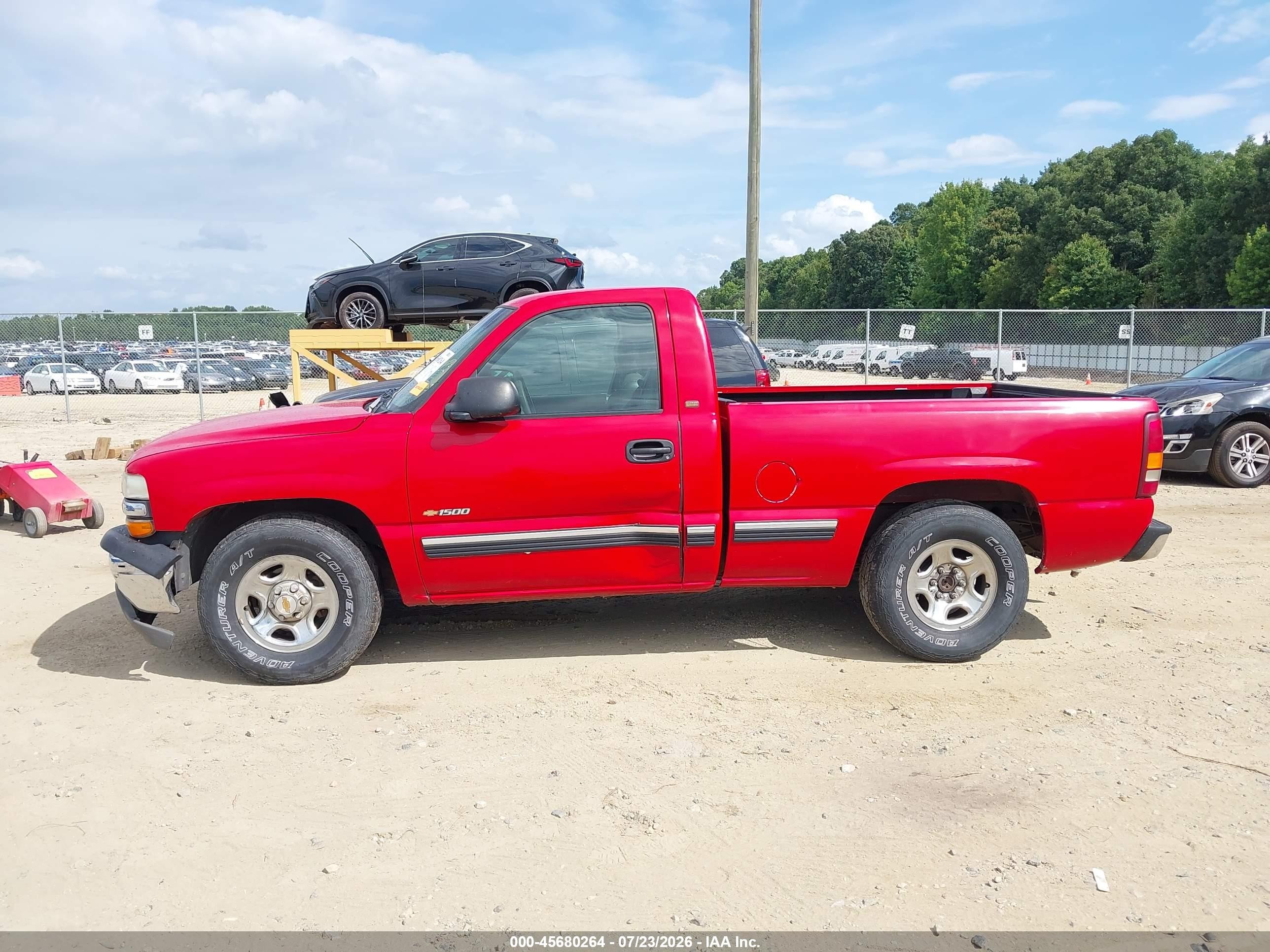 2000 Chevrolet Silverado 1500   Red vin: 1GCEC14V6YZ107831