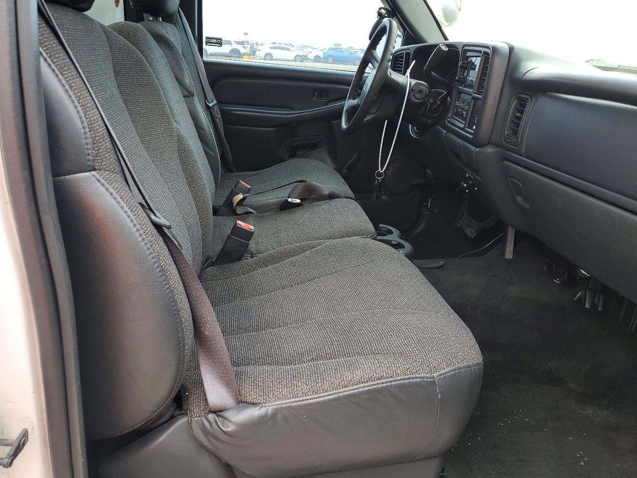 2002 Chevrolet Silverado C1500 White vin: 1GCEC14V82Z213527