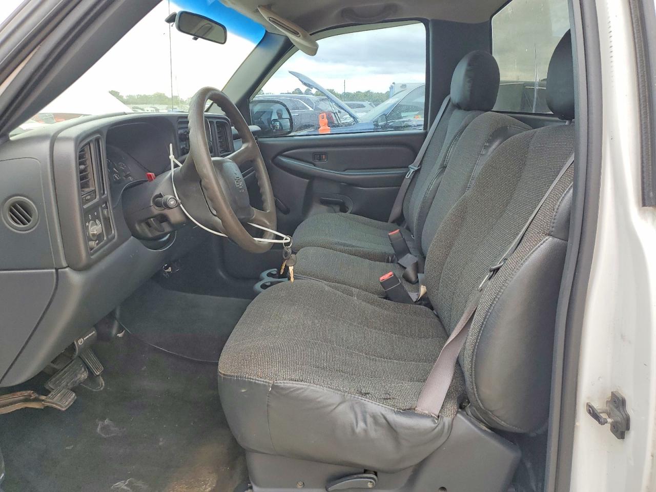 2002 Chevrolet Silverado C1500 White vin: 1GCEC14V82Z213527