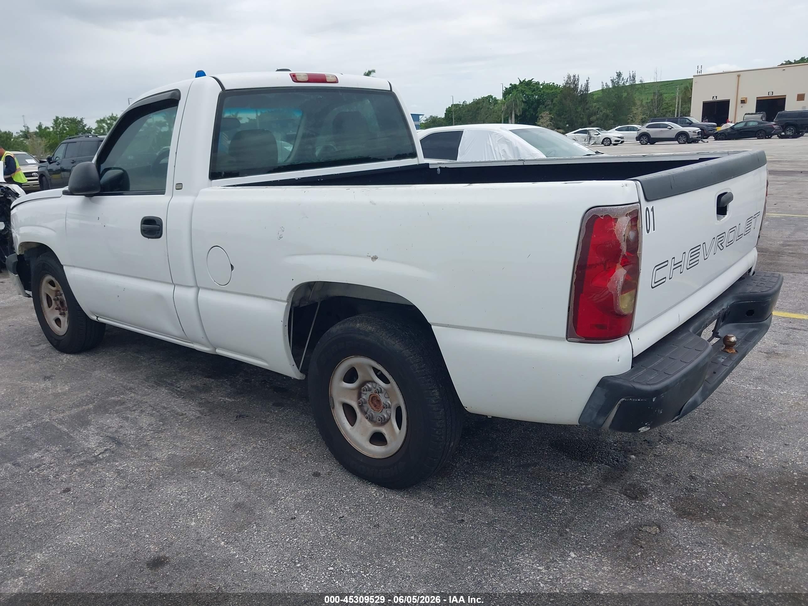 2003 Chevrolet Silverado 1500   White vin: 1GCEC14V83Z208586