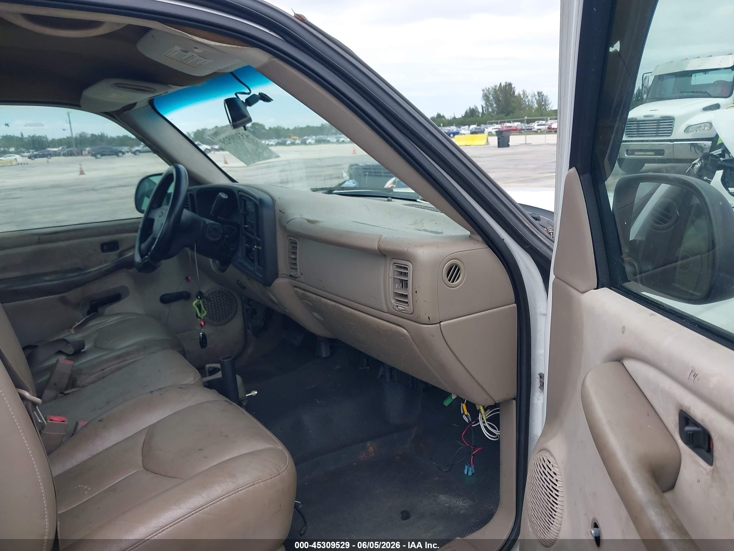 2003 Chevrolet Silverado 1500   White vin: 1GCEC14V83Z208586
