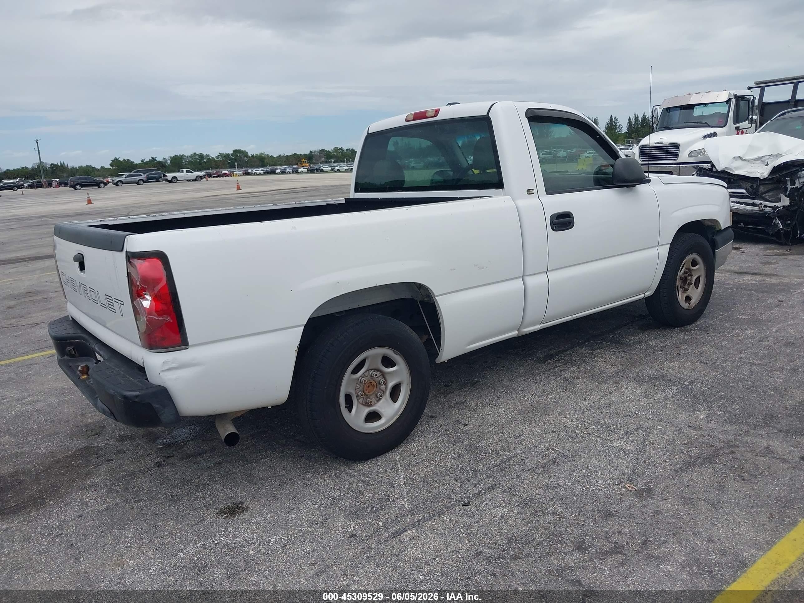 2003 Chevrolet Silverado 1500   White vin: 1GCEC14V83Z208586