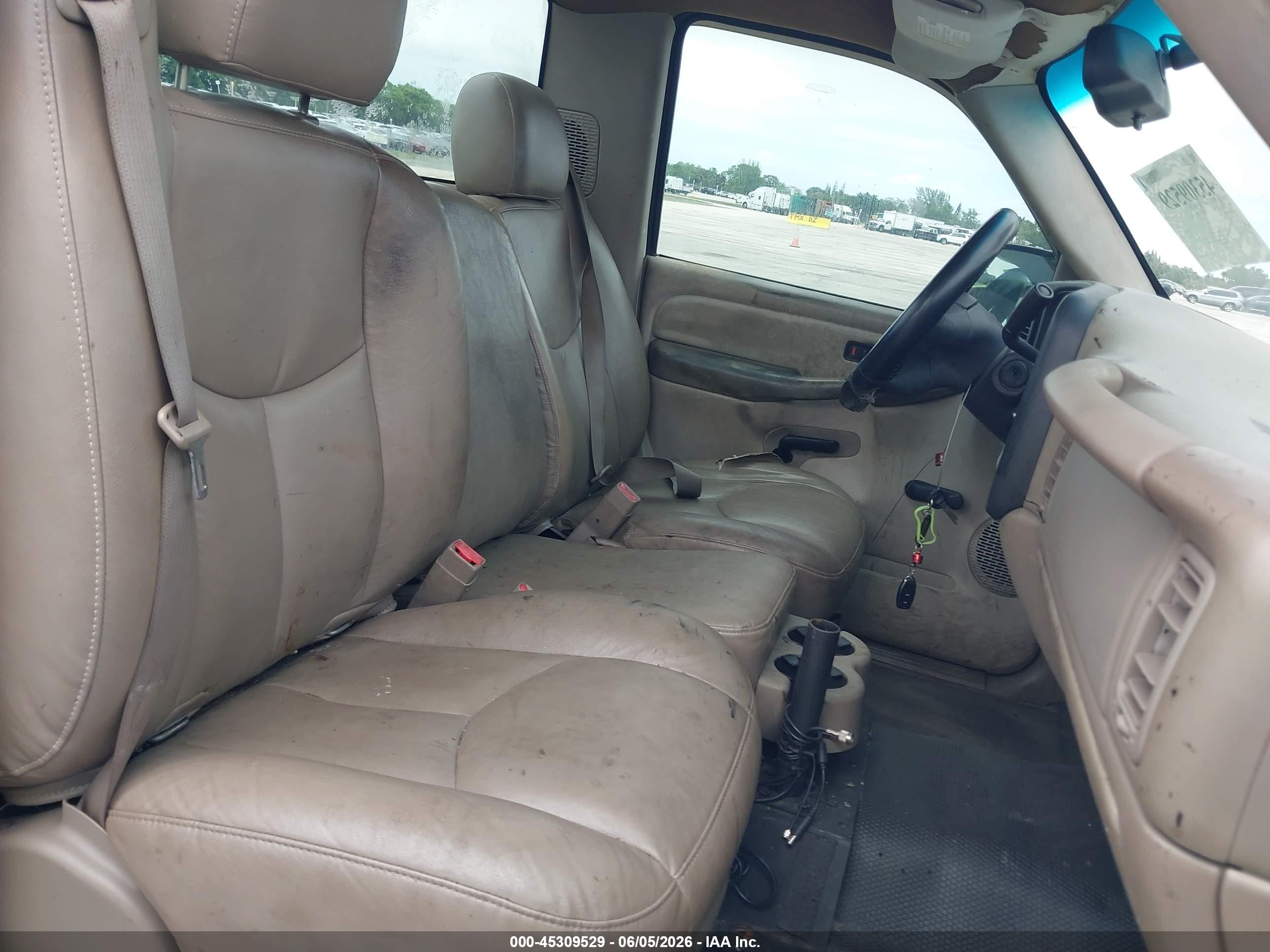 2003 Chevrolet Silverado 1500   White vin: 1GCEC14V83Z208586