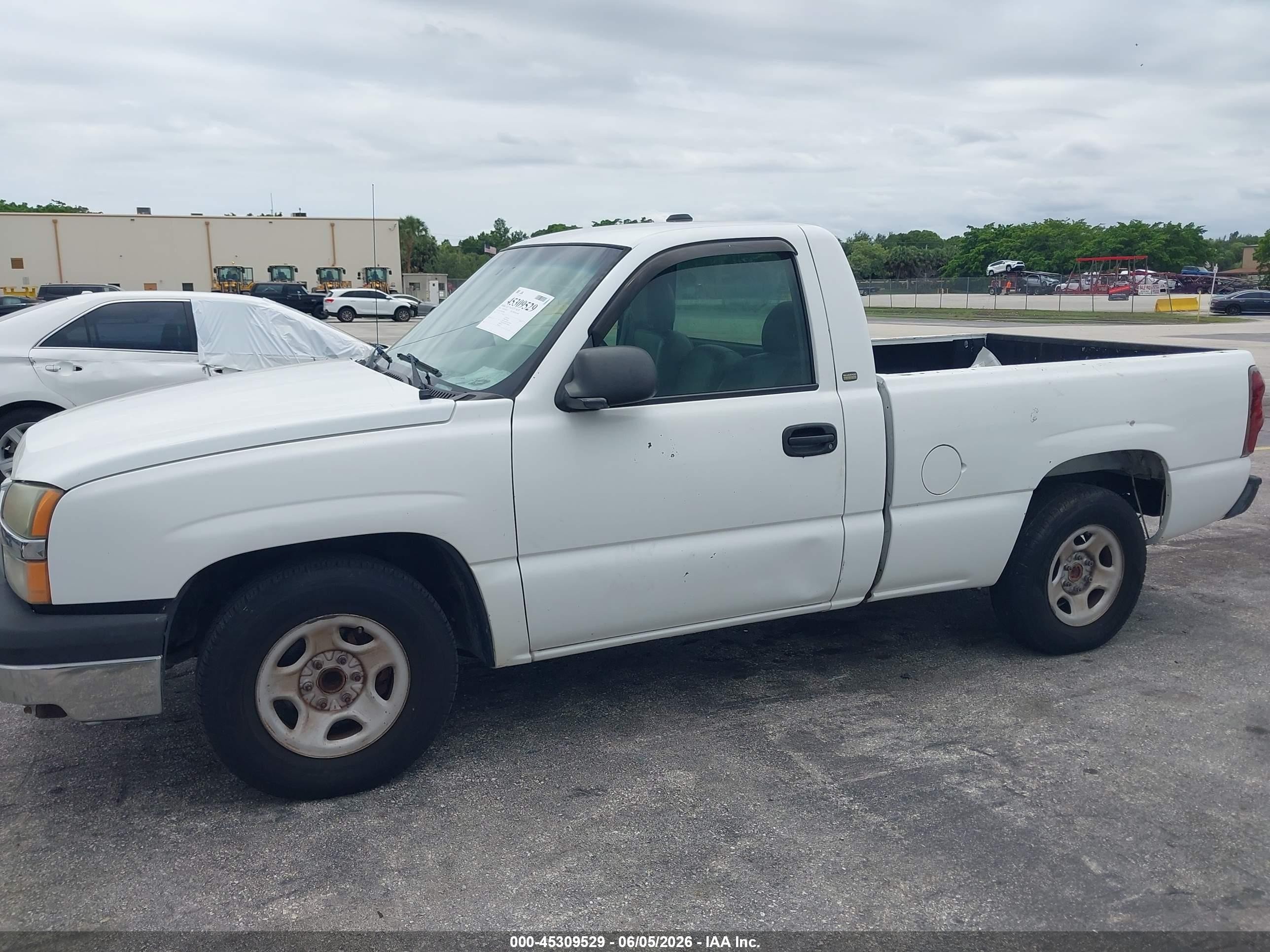 2003 Chevrolet Silverado 1500   White vin: 1GCEC14V83Z208586