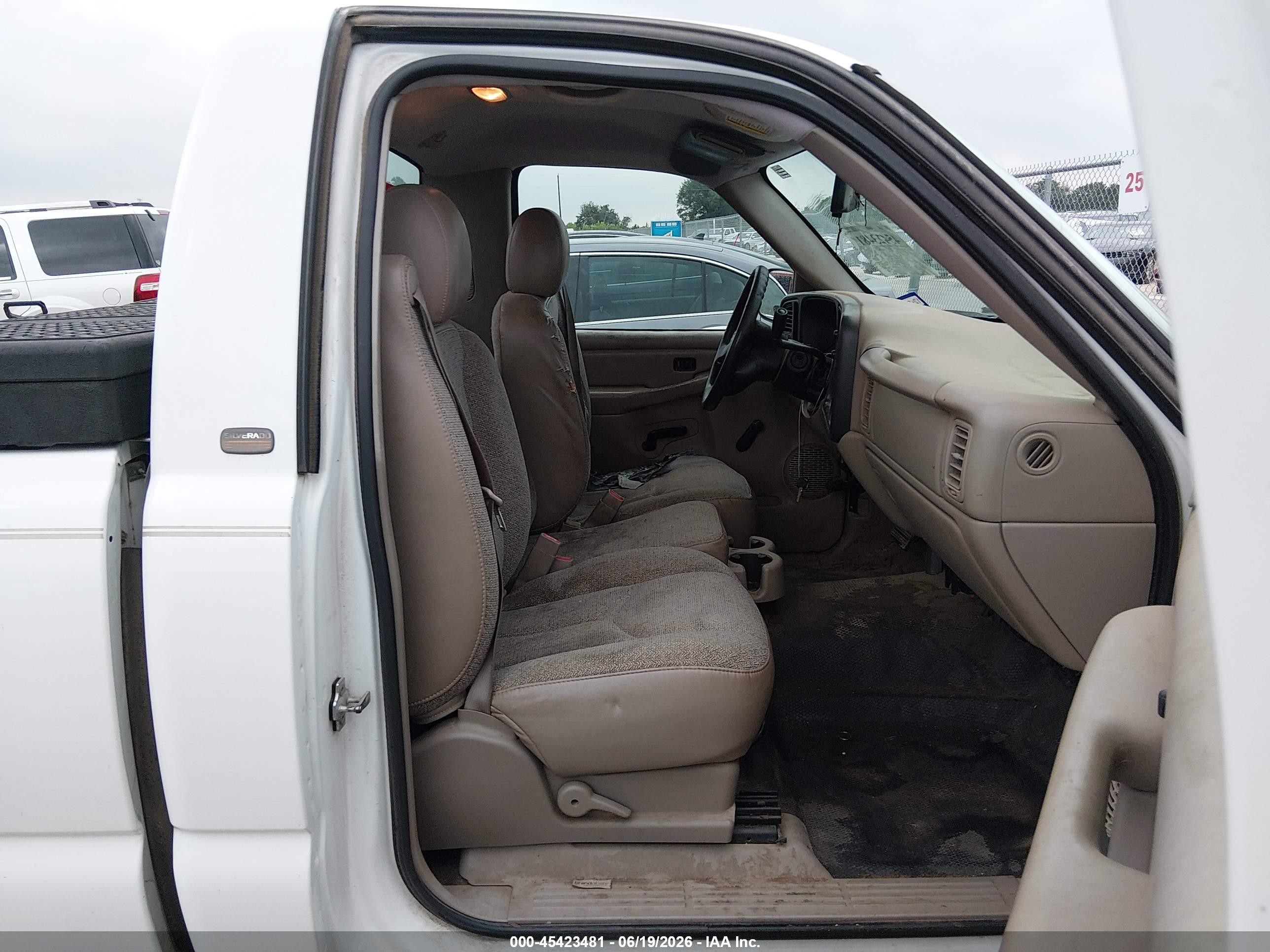 2005 Chevrolet Silverado 1500 Work Truck White vin: 1GCEC14V85Z128627