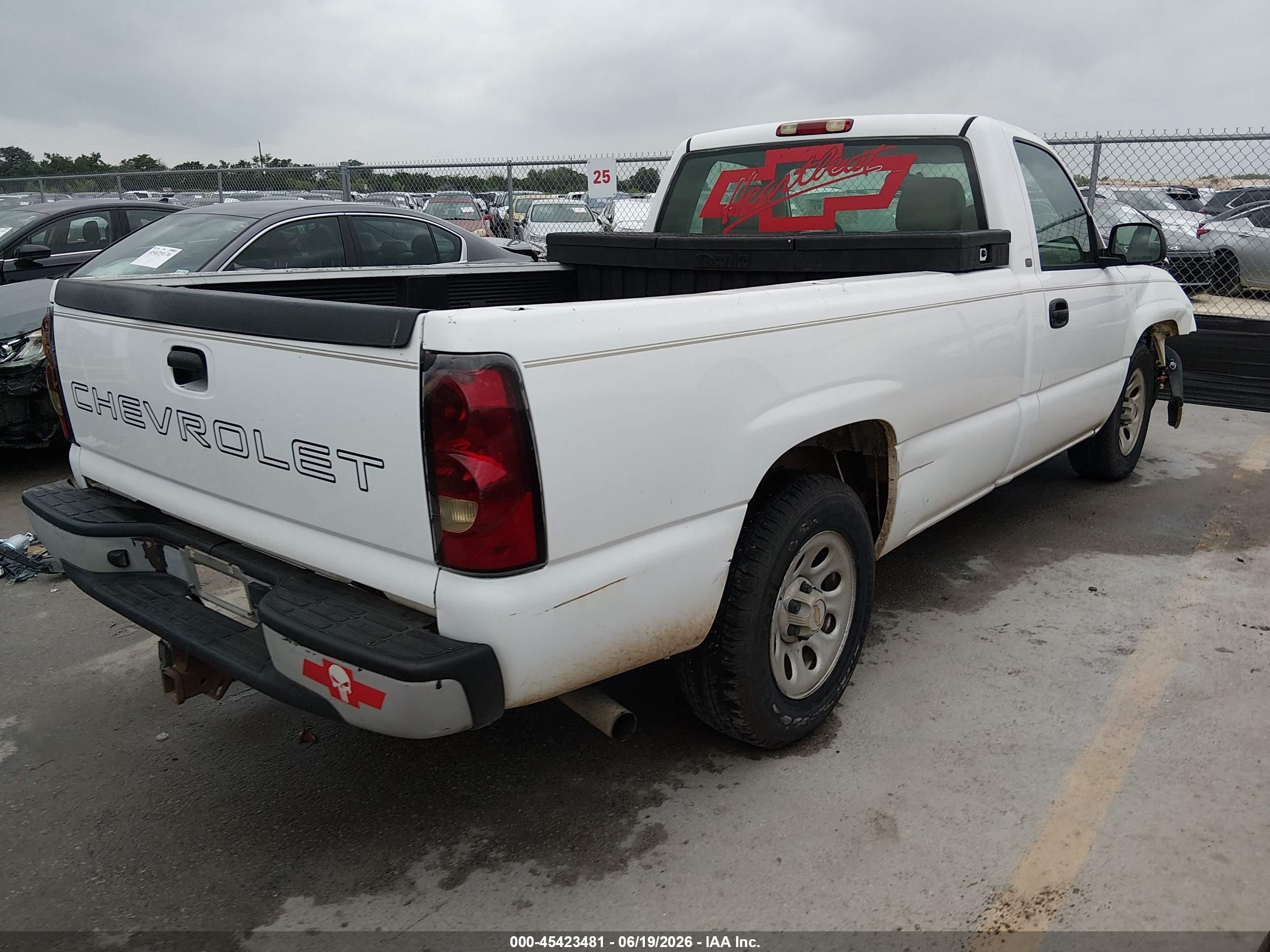 2005 Chevrolet Silverado 1500 Work Truck White vin: 1GCEC14V85Z128627