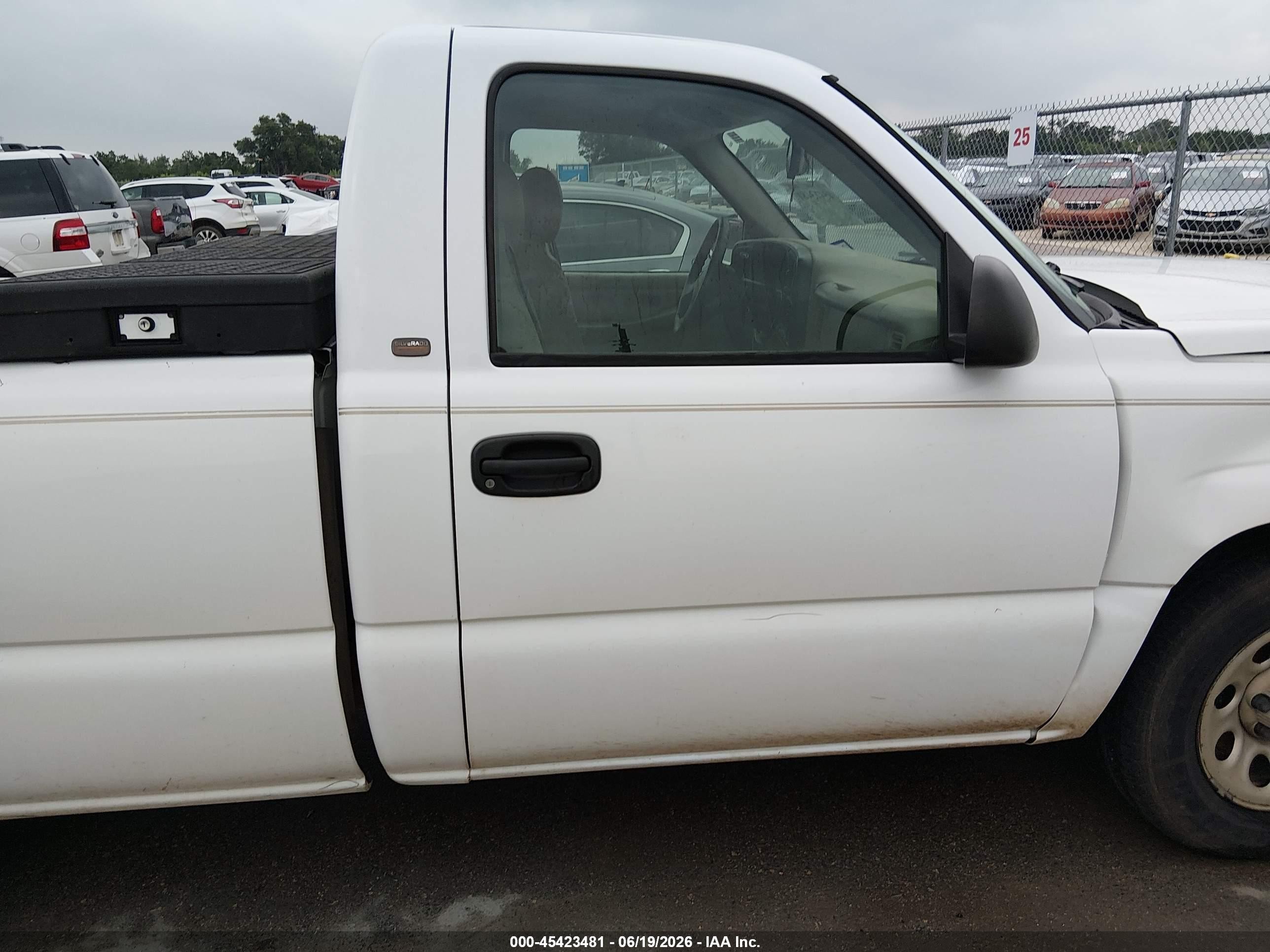2005 Chevrolet Silverado 1500 Work Truck White vin: 1GCEC14V85Z128627