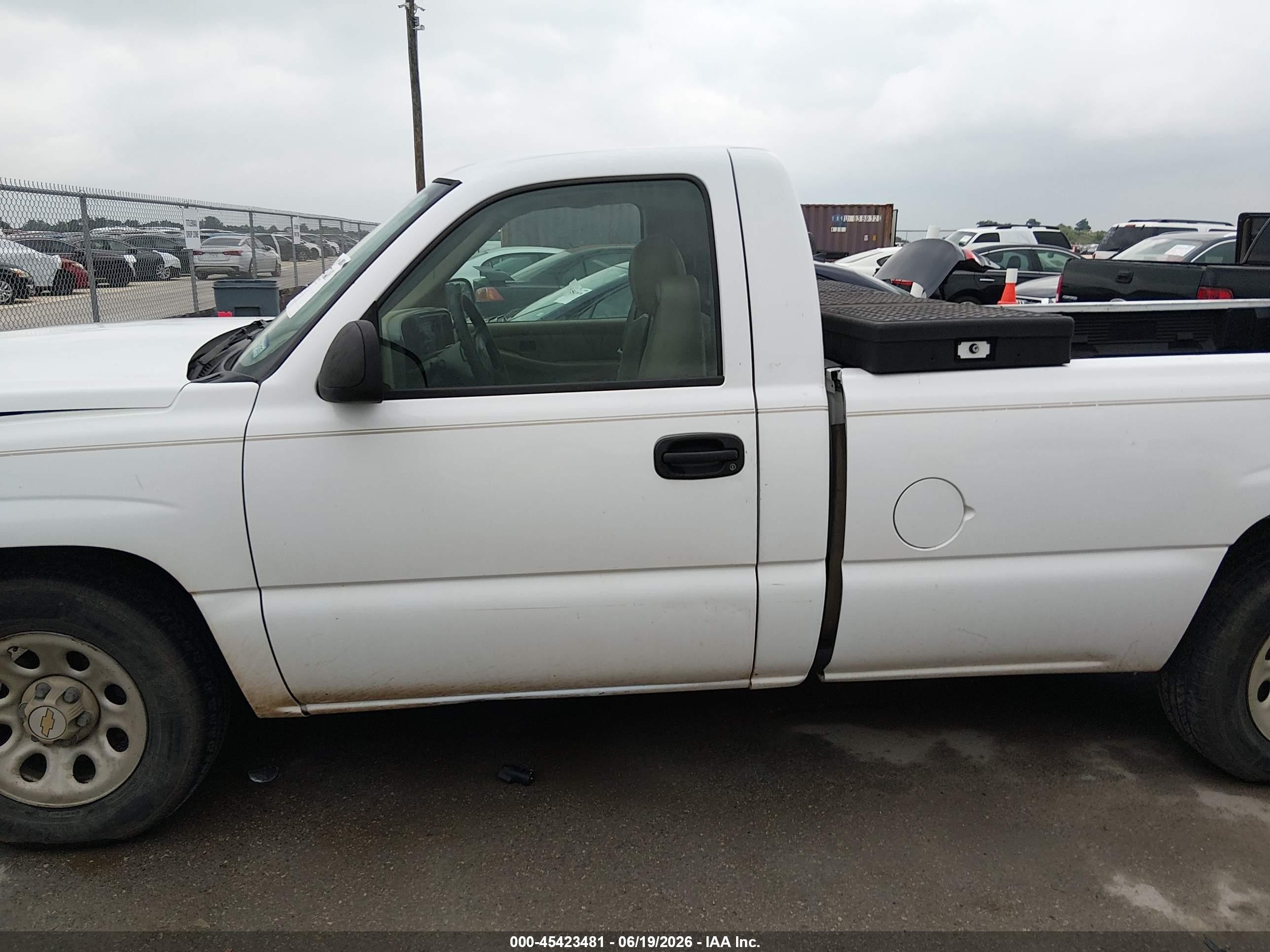 2005 Chevrolet Silverado 1500 Work Truck White vin: 1GCEC14V85Z128627