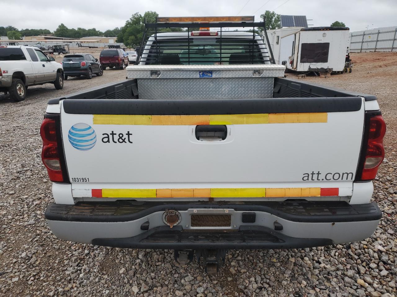 2007 Chevrolet Silverado C1500 Classic White vin: 1GCEC14V87Z113662 Damage: Tailgate Handle, Broken, Replacement Required