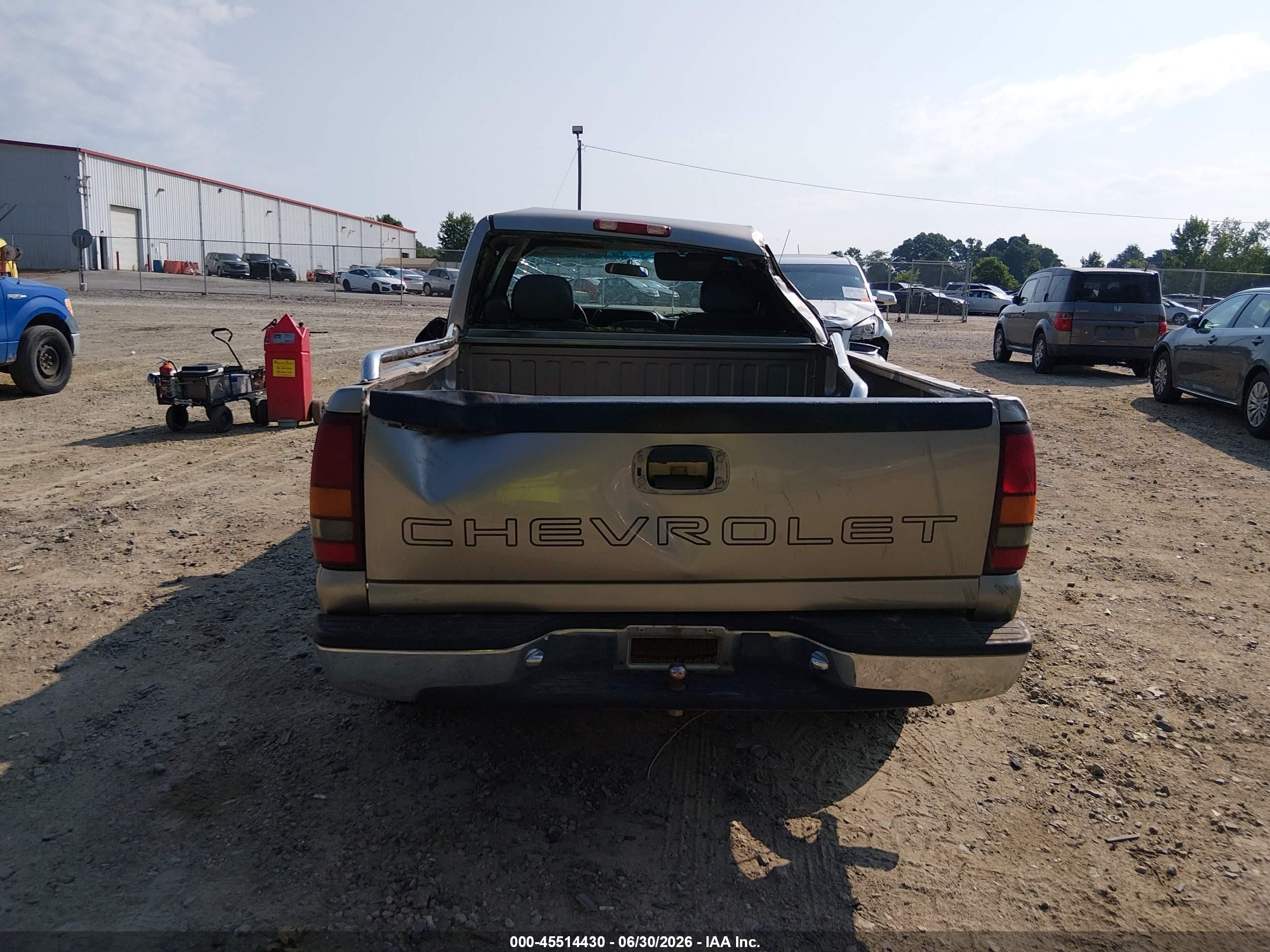 2000 Chevrolet Silverado 1500   Champagne vin: 1GCEC14V8YZ106275
