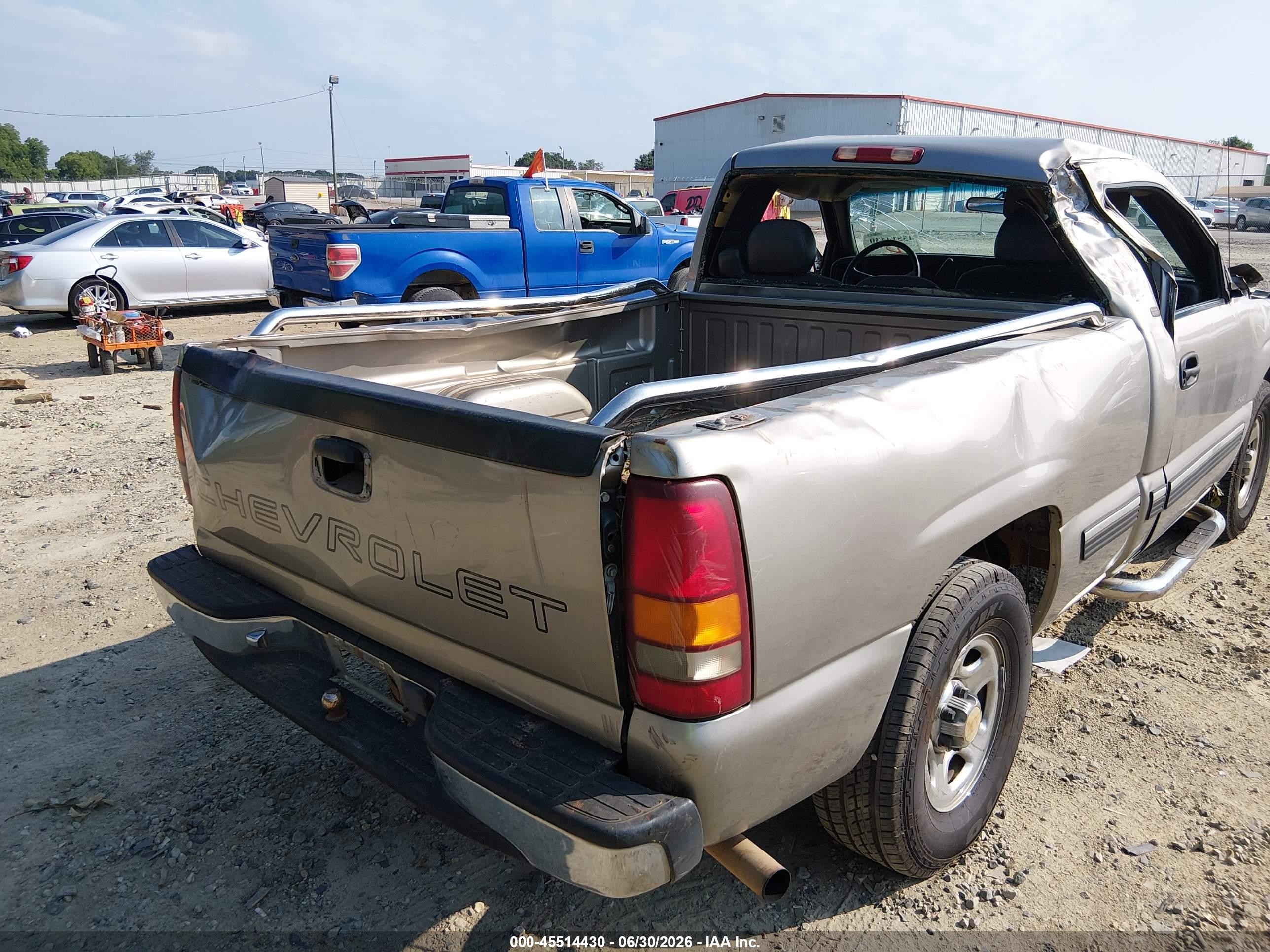 2000 Chevrolet Silverado 1500   Champagne vin: 1GCEC14V8YZ106275