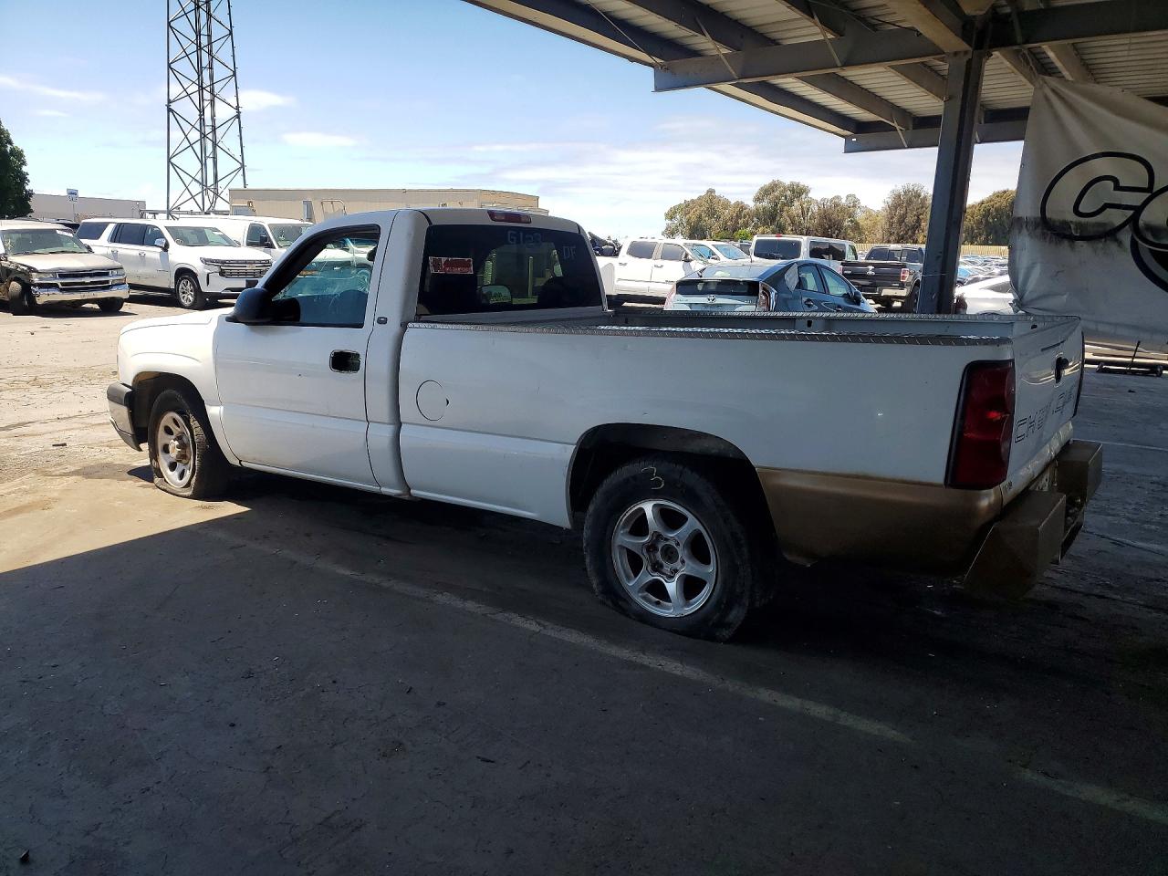 2005 Chevrolet Silverado C1500 White vin: 1GCEC14VX5Z146465