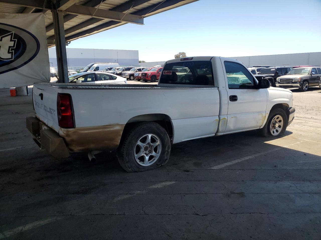 2005 Chevrolet Silverado C1500 White vin: 1GCEC14VX5Z146465