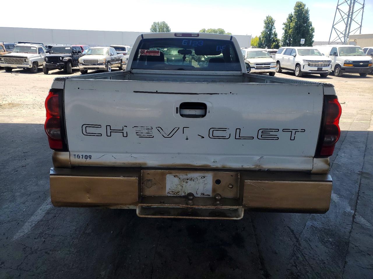 2005 Chevrolet Silverado C1500 White vin: 1GCEC14VX5Z146465