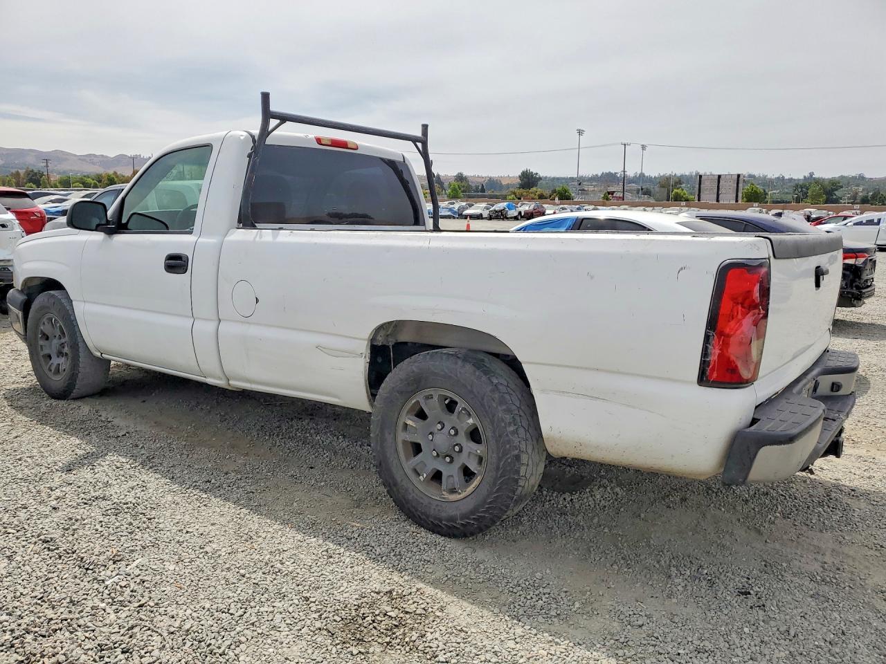 2005 Chevrolet Silverado C1500 White vin: 1GCEC14VX5Z237221