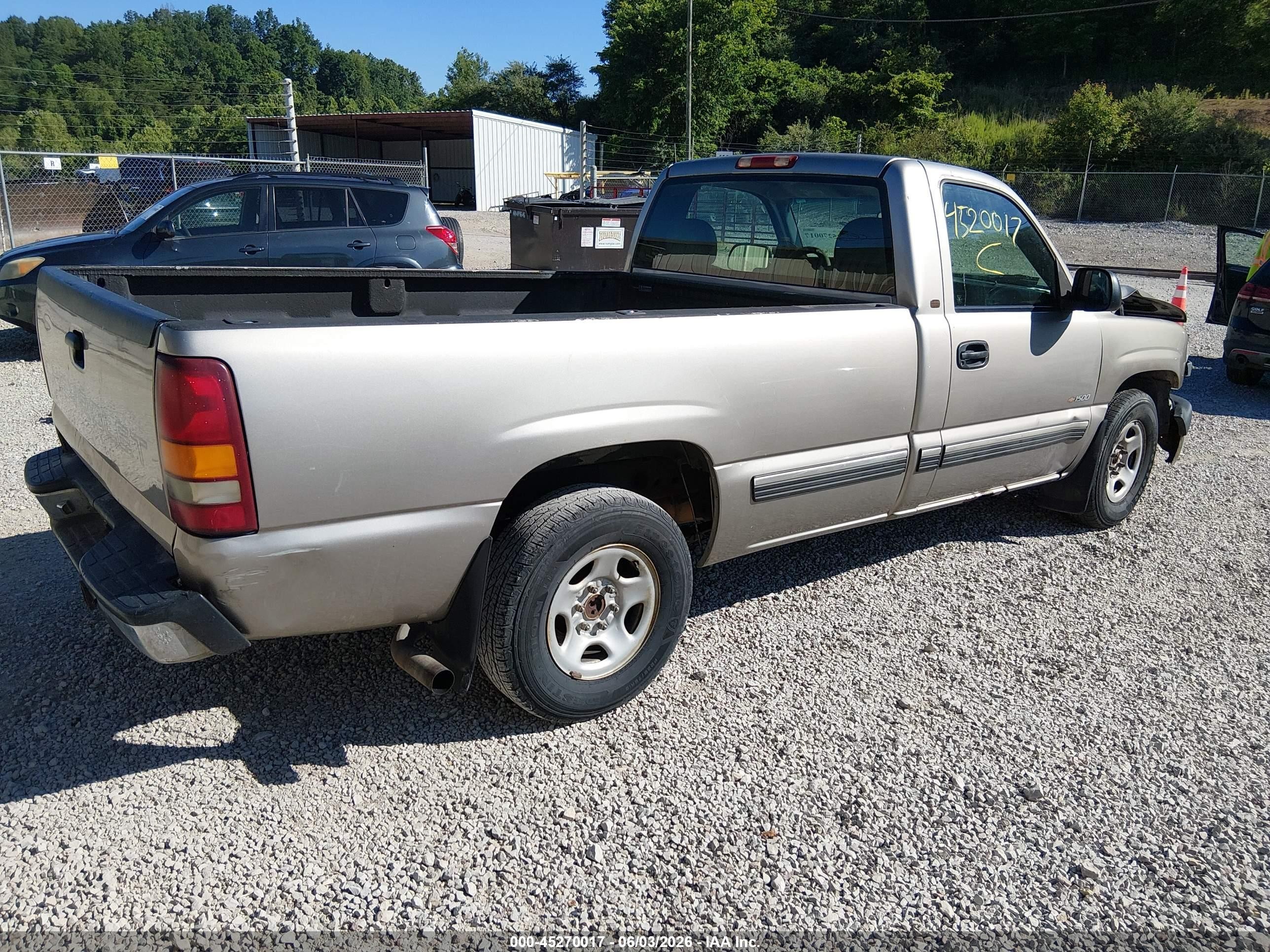 2002 Chevrolet Silverado 1500   Champagne vin: 1GCEC14W22Z118874