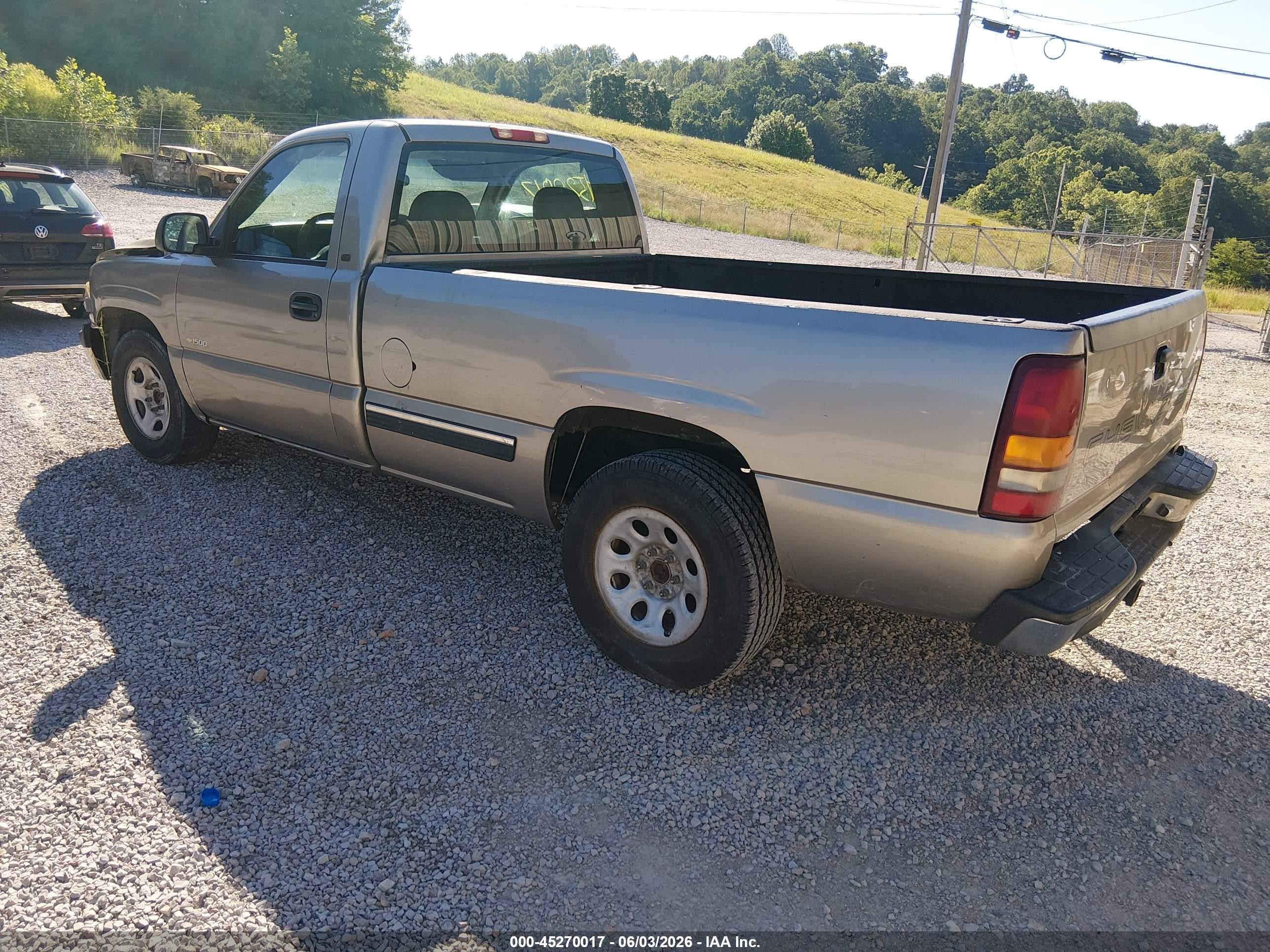 2002 Chevrolet Silverado 1500   Champagne vin: 1GCEC14W22Z118874