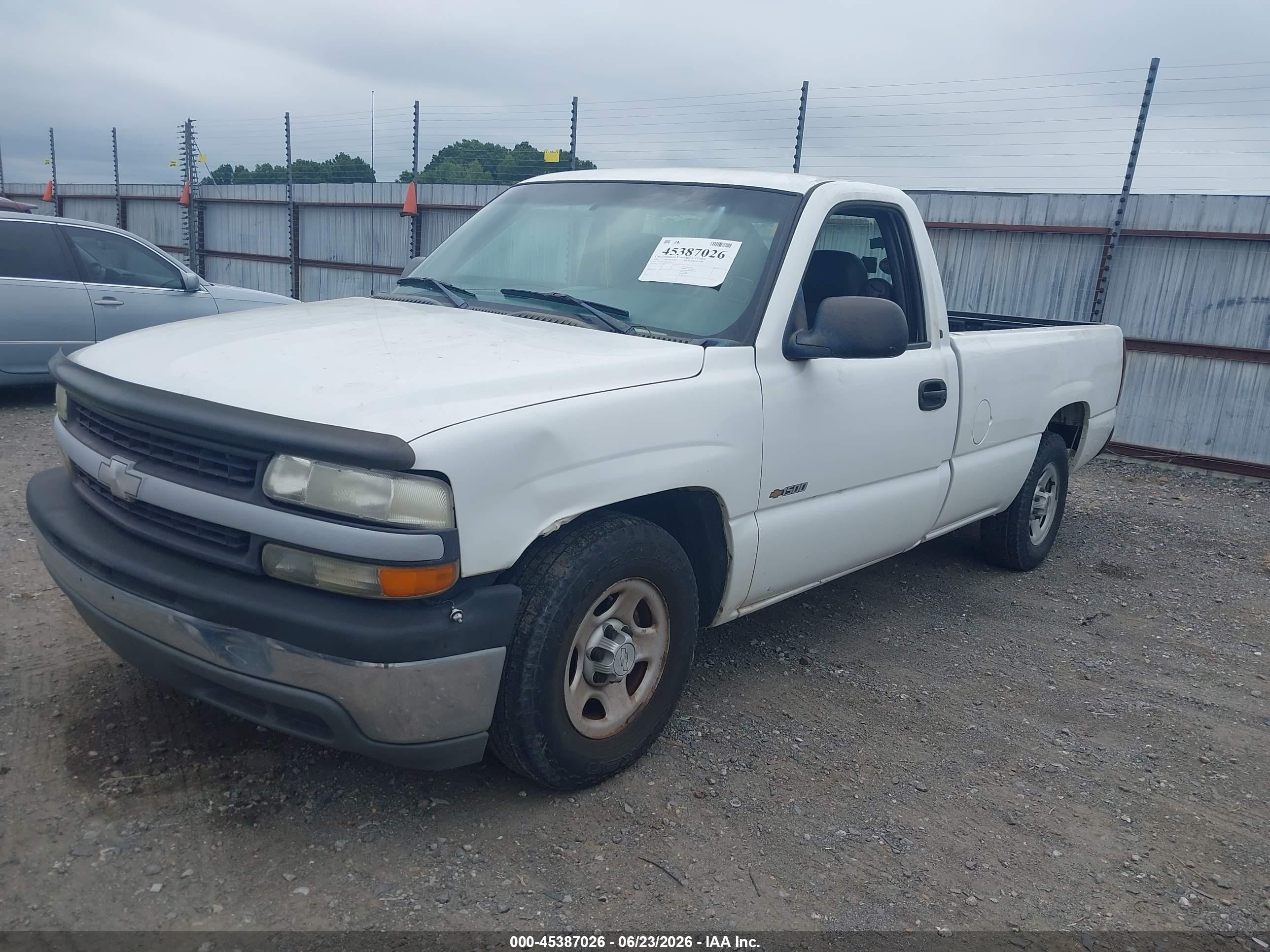 2002 Chevrolet Silverado 1500   White vin: 1GCEC14W22Z229117