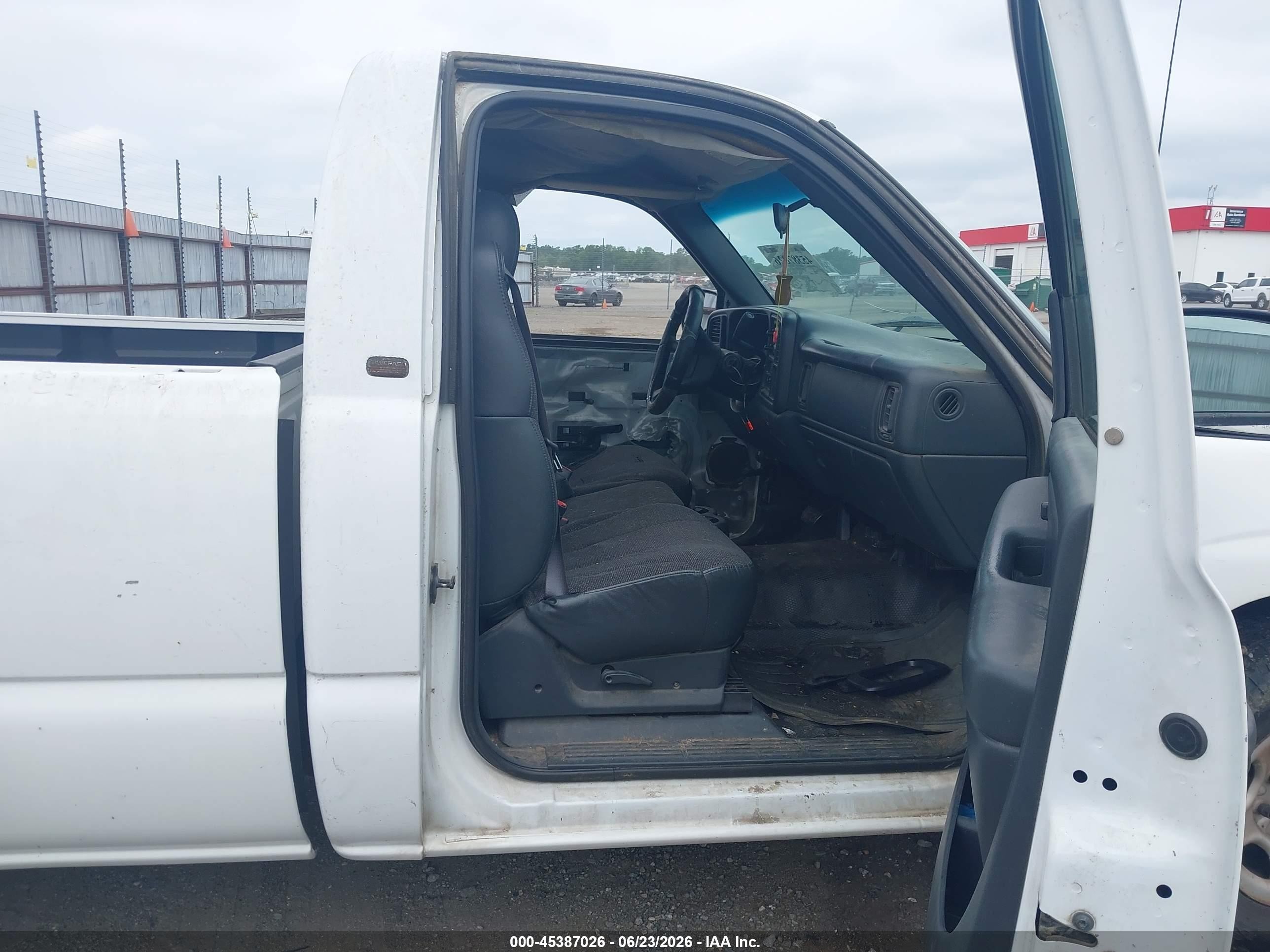 2002 Chevrolet Silverado 1500   White vin: 1GCEC14W22Z229117