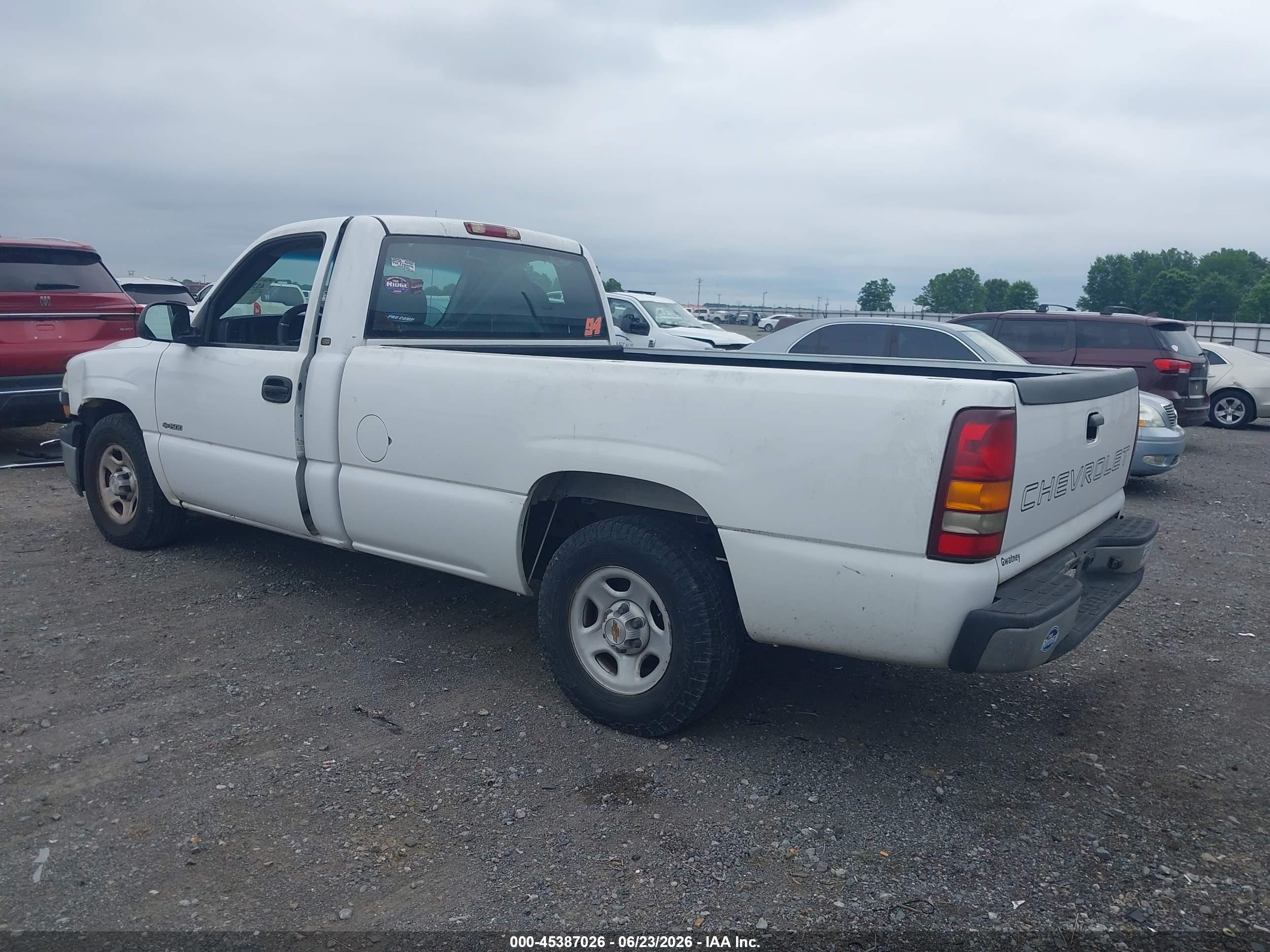 2002 Chevrolet Silverado 1500   White vin: 1GCEC14W22Z229117