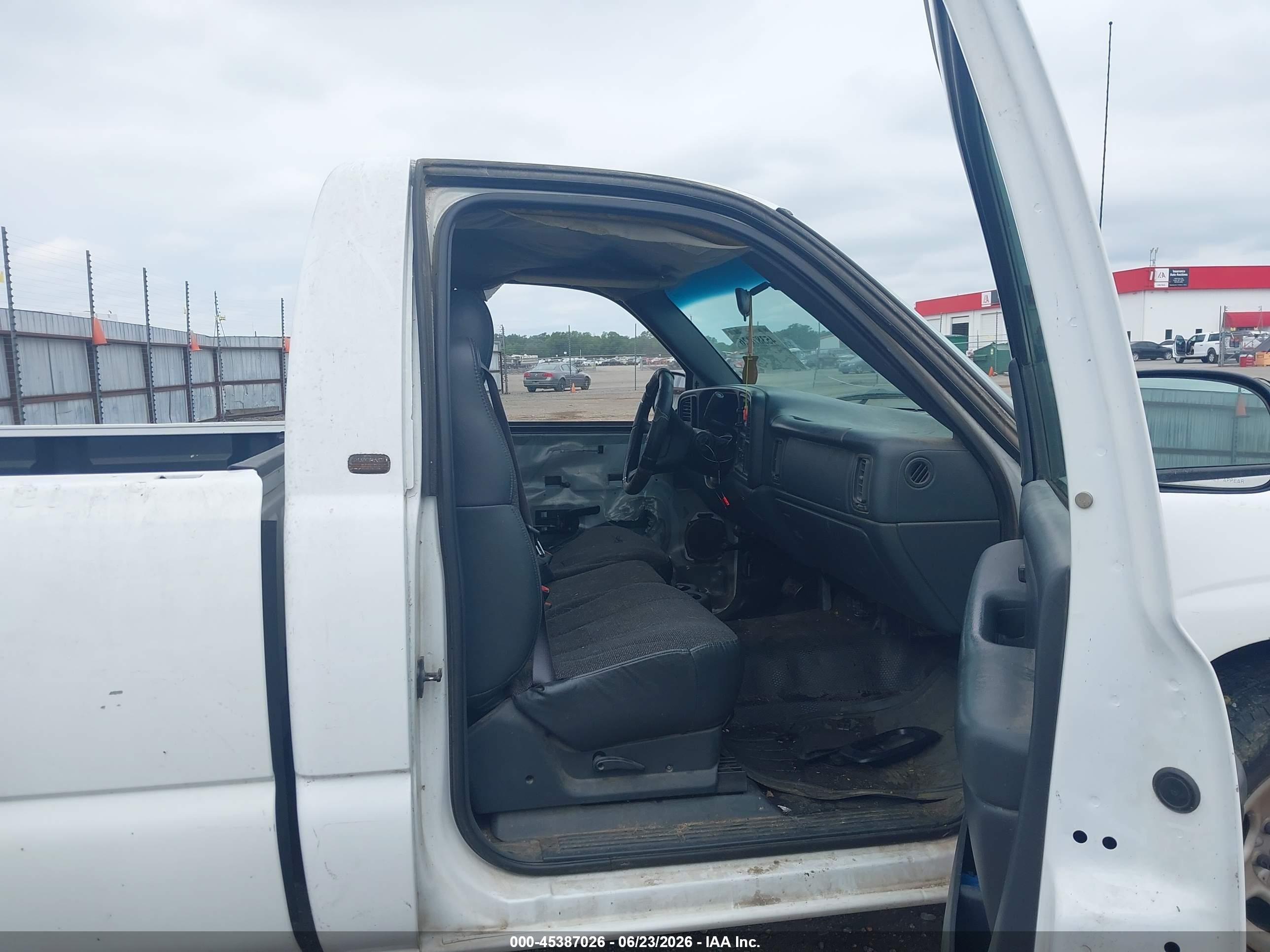2002 Chevrolet Silverado 1500   White vin: 1GCEC14W22Z229117