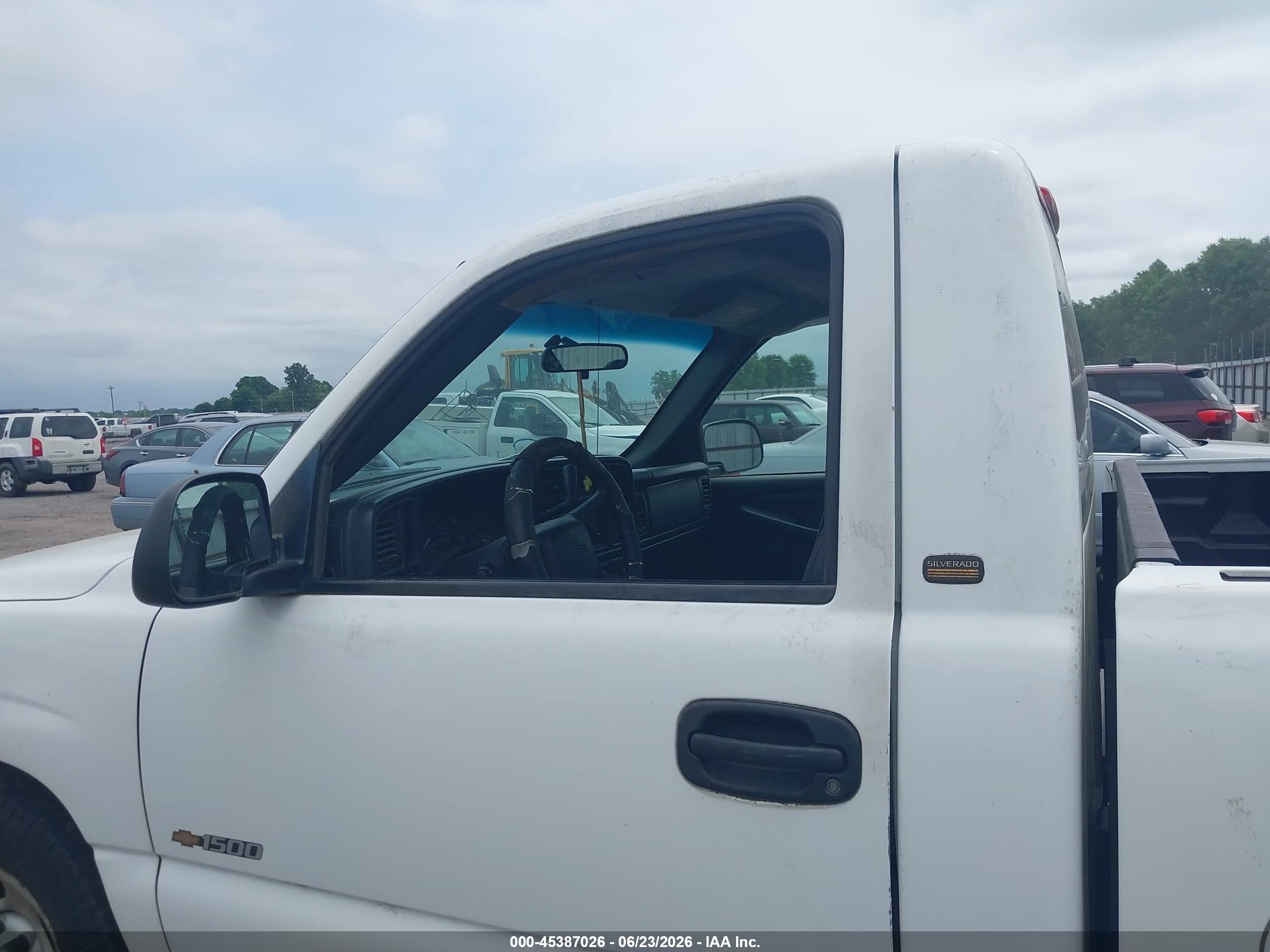 2002 Chevrolet Silverado 1500   White vin: 1GCEC14W22Z229117