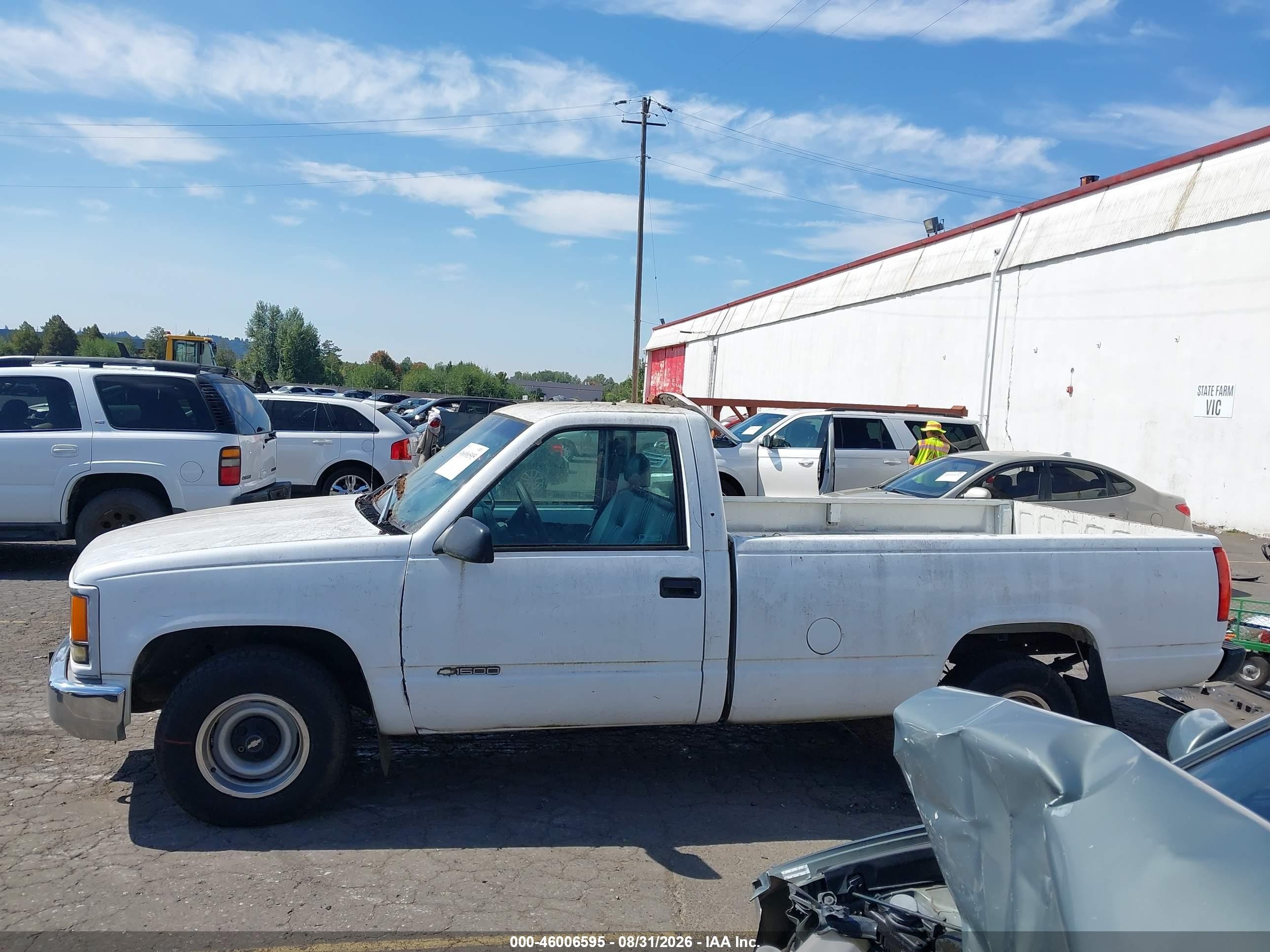 1998 Chevrolet Gmt-400 C1500 White vin: 1GCEC14W3WZ244828