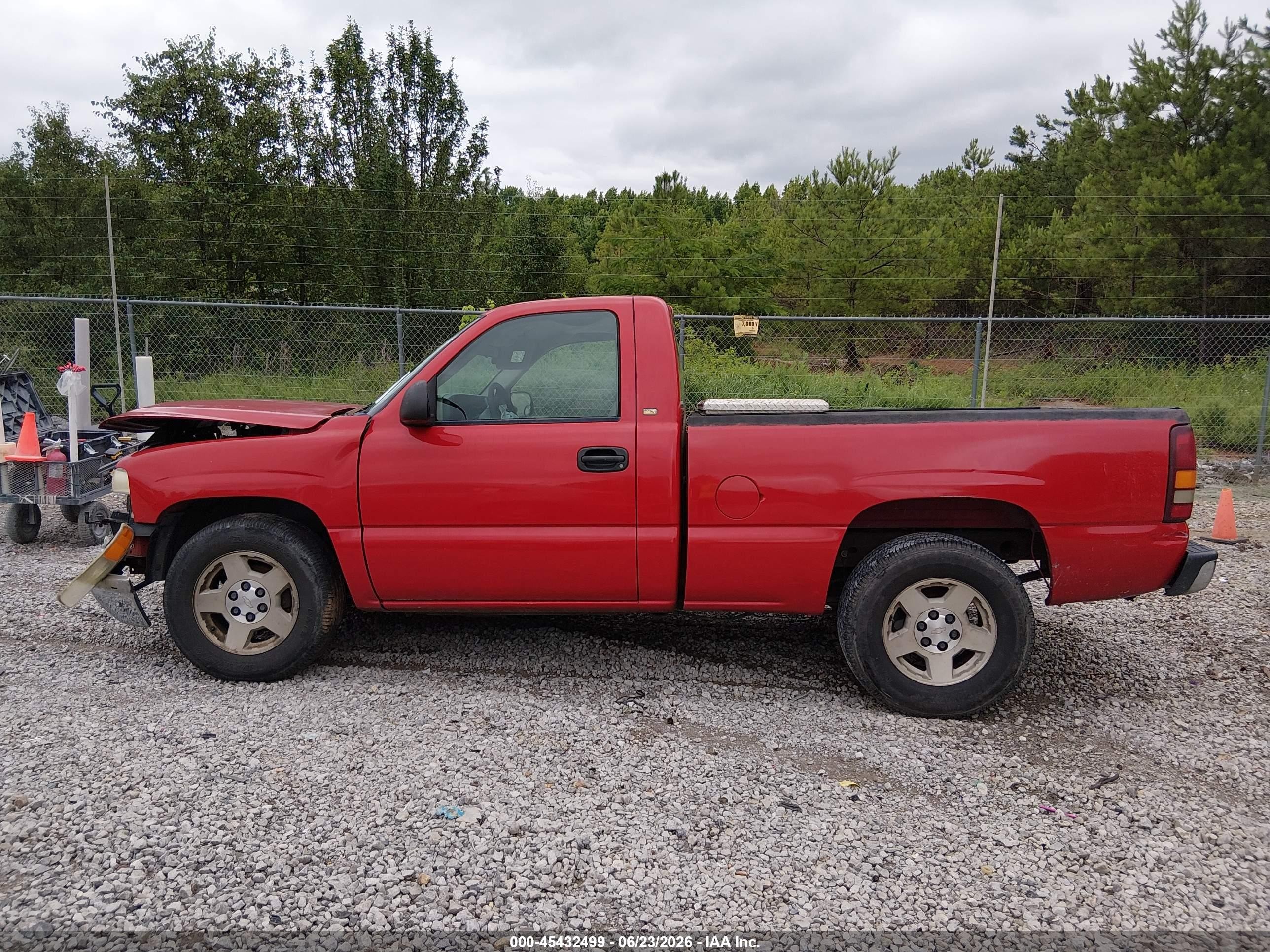 2002 Chevrolet Silverado 1500   Red vin: 1GCEC14W42Z183743
