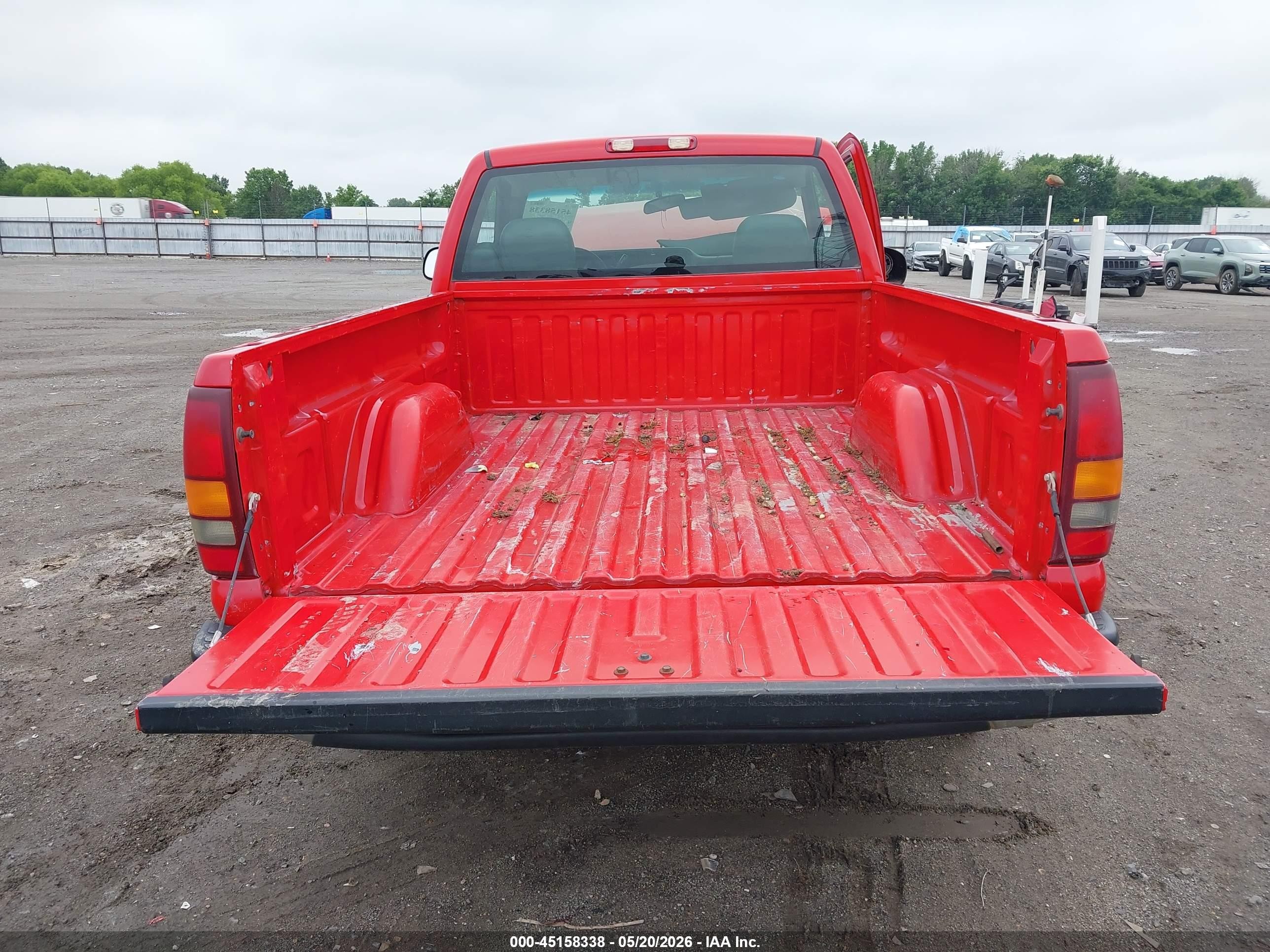 2002 Chevrolet Silverado 1500   Red vin: 1GCEC14W42Z323130