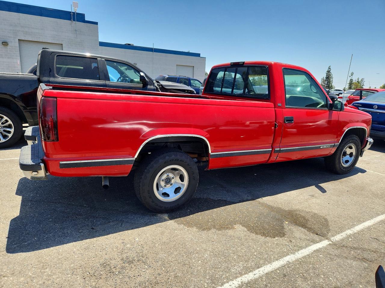 1998 Chevrolet Gmt-400 C1500 Red vin: 1GCEC14W4WZ159383