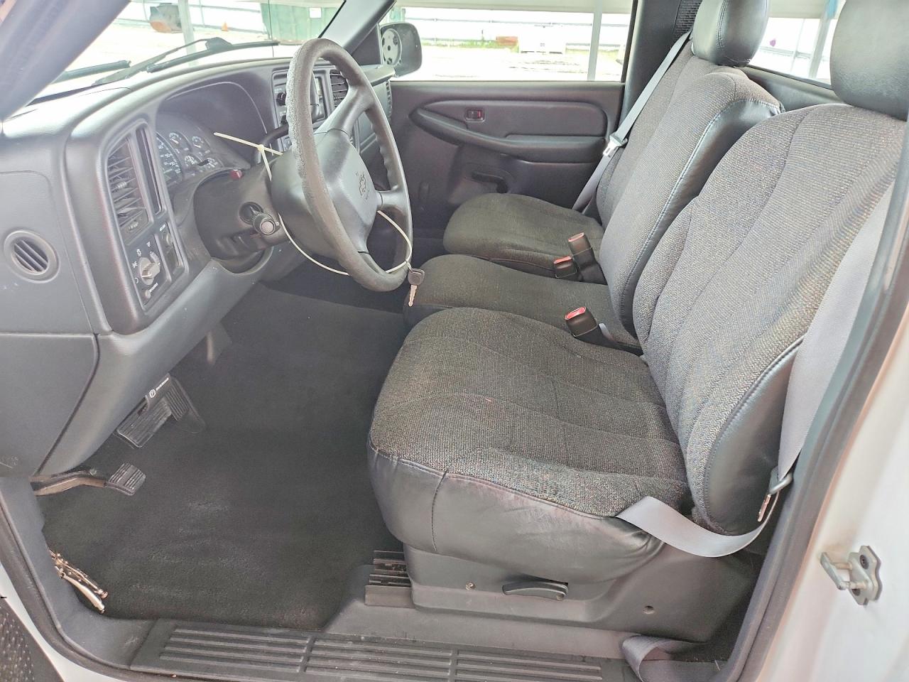 2000 Chevrolet Silverado C1500 White vin: 1GCEC14W4YZ241228