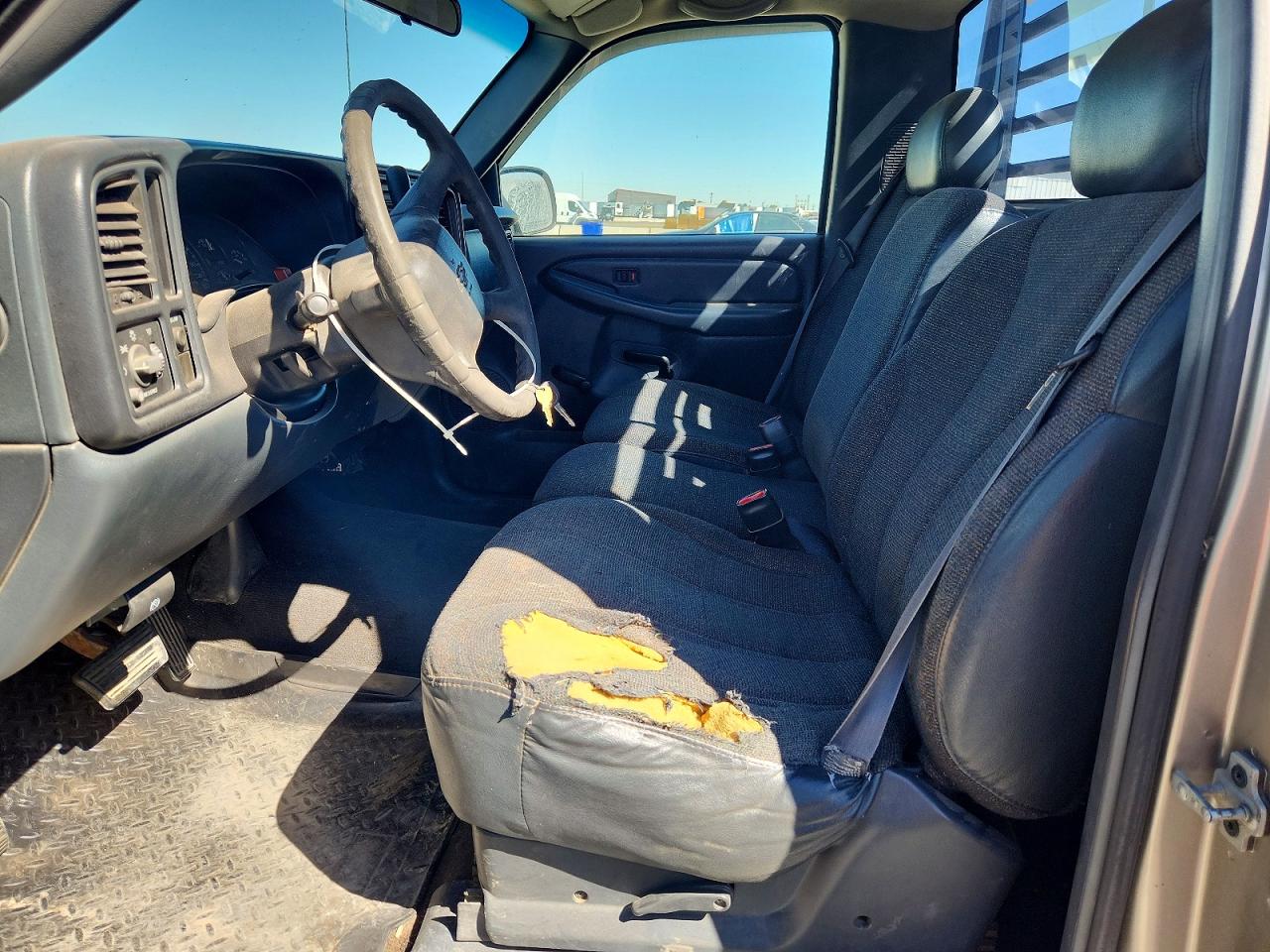 2000 Chevrolet Silverado C1500 Silver vin: 1GCEC14W5YZ229749