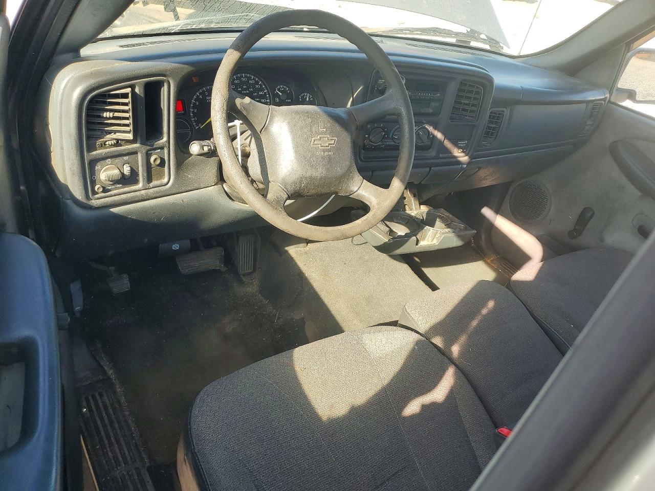 2000 Chevrolet Silverado C1500 Silver vin: 1GCEC14W5YZ348563
