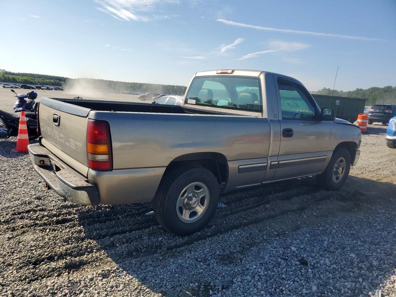 2000 Chevrolet Silverado C1500 Silver vin: 1GCEC14W5YZ348563