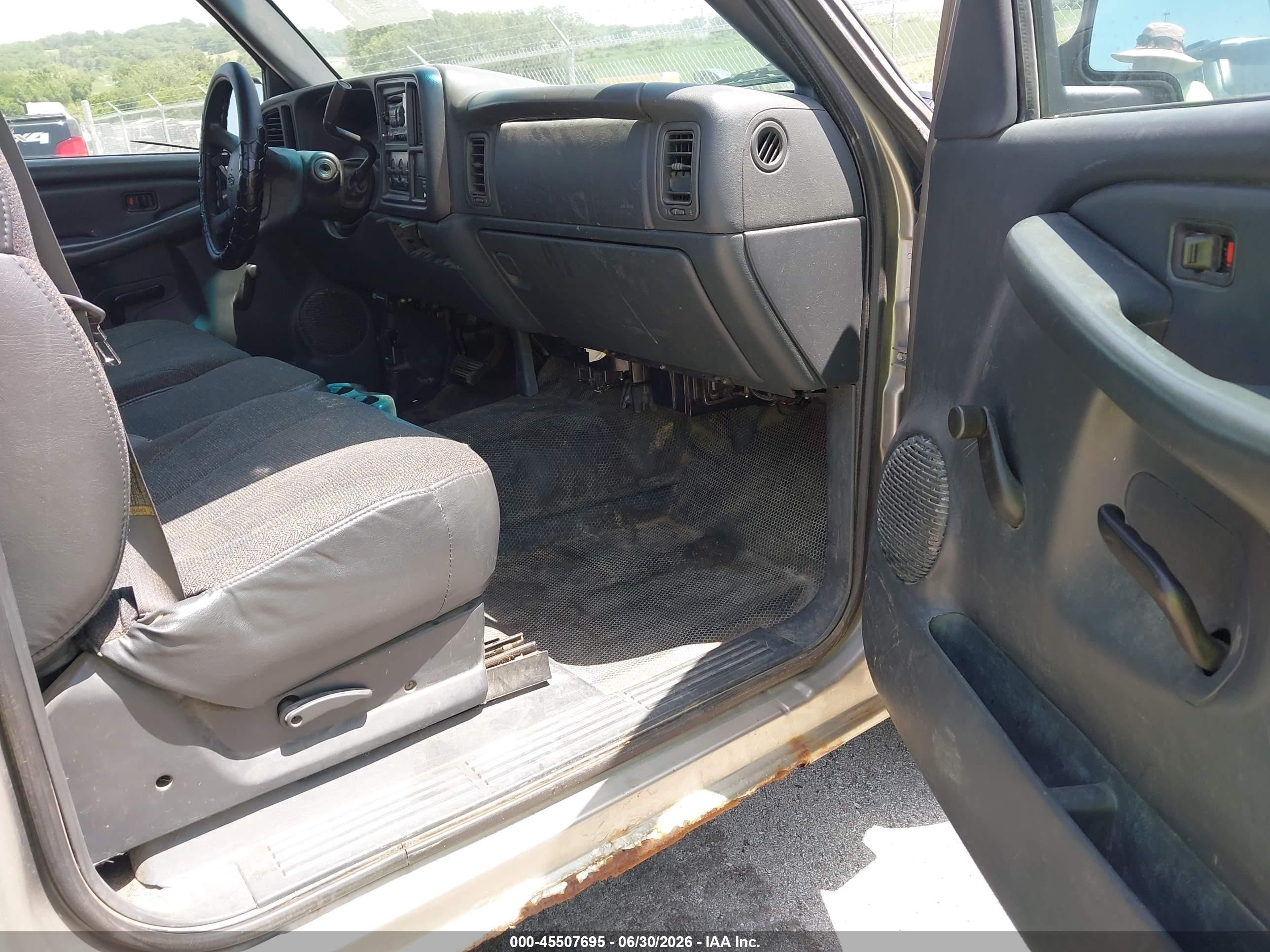 2001 Chevrolet Silverado 1500   Серебряный vin: 1GCEC14W61Z220192