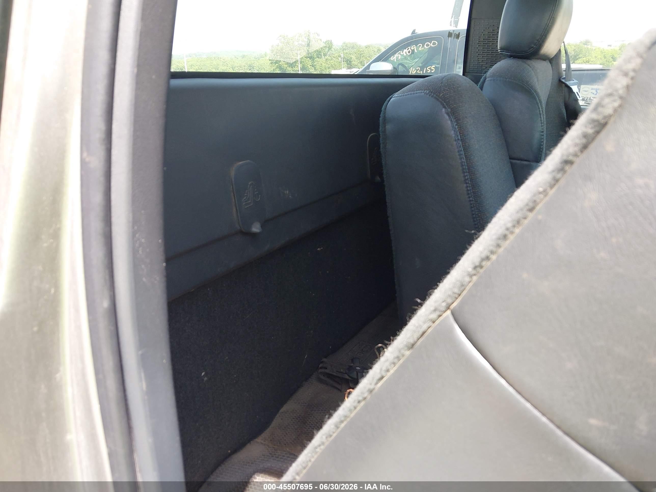 2001 Chevrolet Silverado 1500   Серебряный vin: 1GCEC14W61Z220192