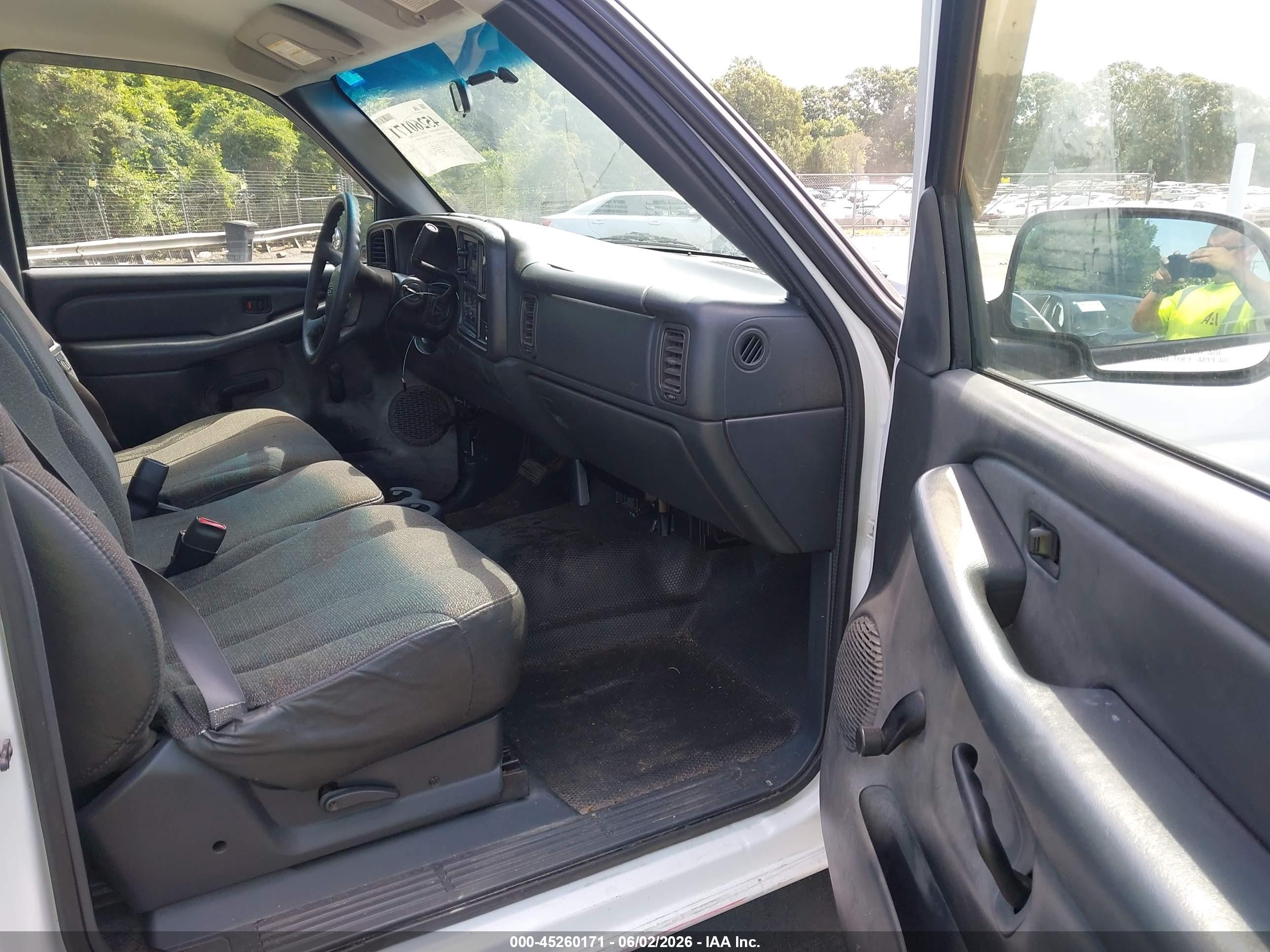 2001 Chevrolet Silverado 1500   White vin: 1GCEC14W71Z145017