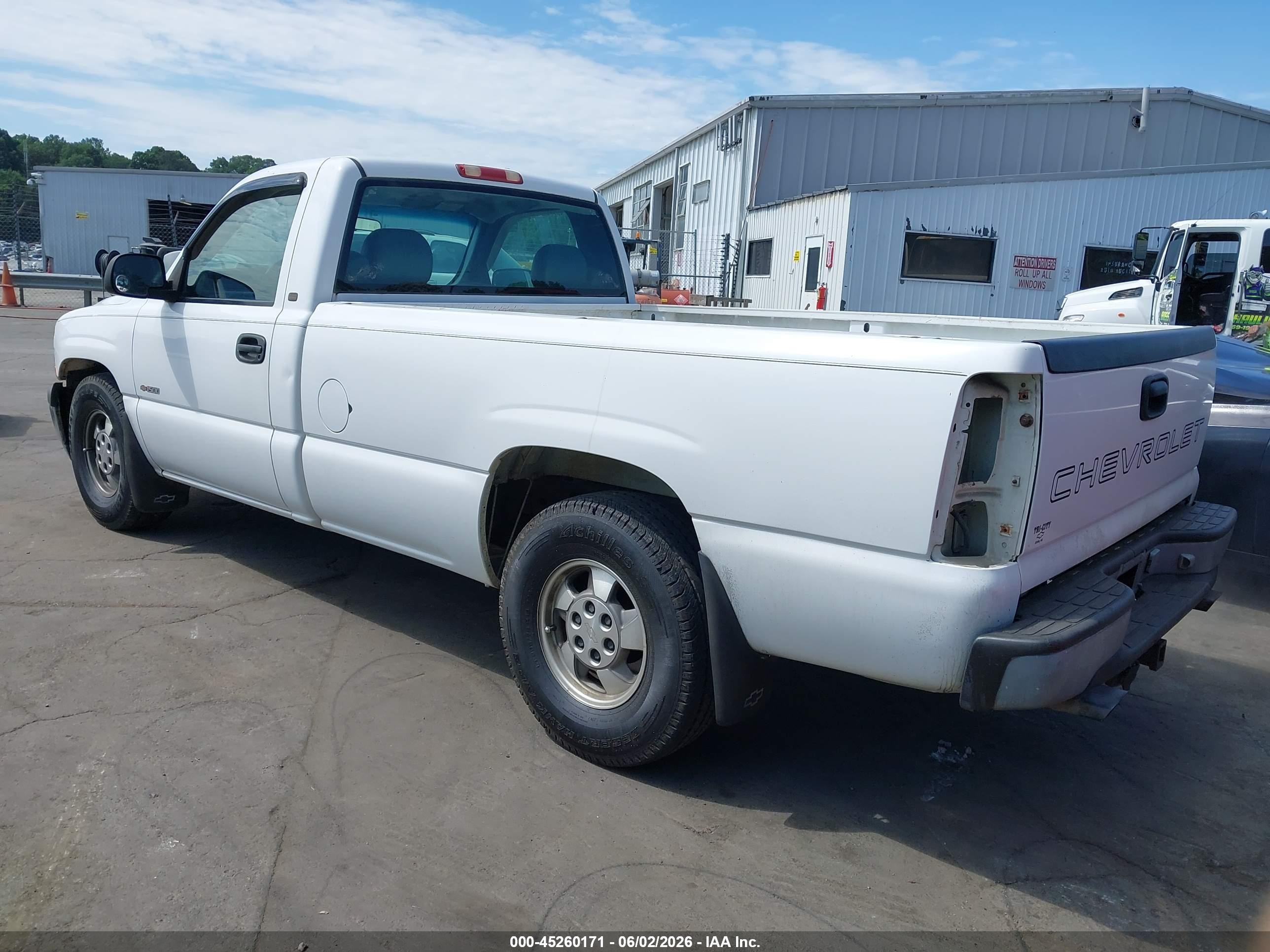 2001 Chevrolet Silverado 1500   White vin: 1GCEC14W71Z145017