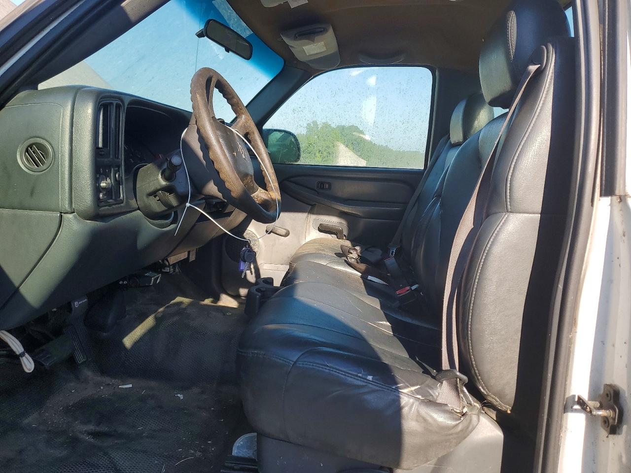 2002 Chevrolet Silverado C1500 White vin: 1GCEC14W72Z208652