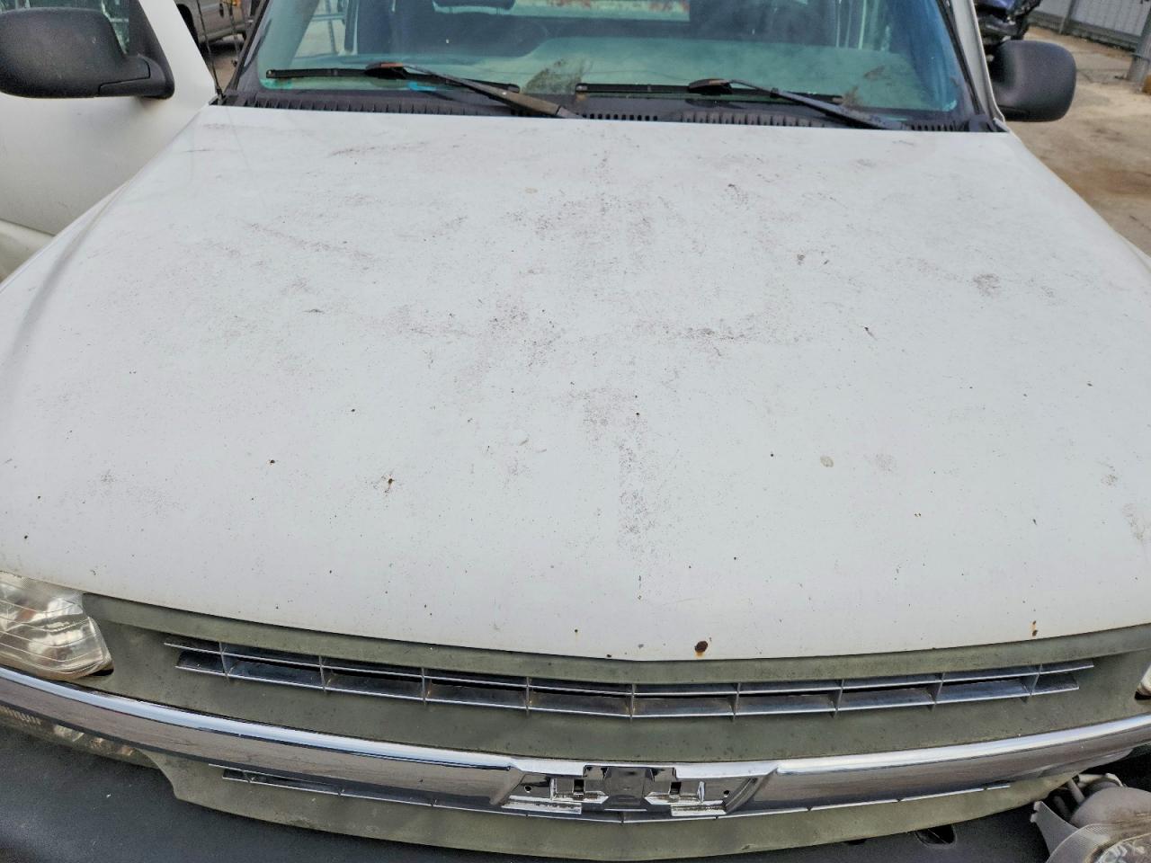 2002 Chevrolet Silverado White vin: 1GCEC14W82Z152043