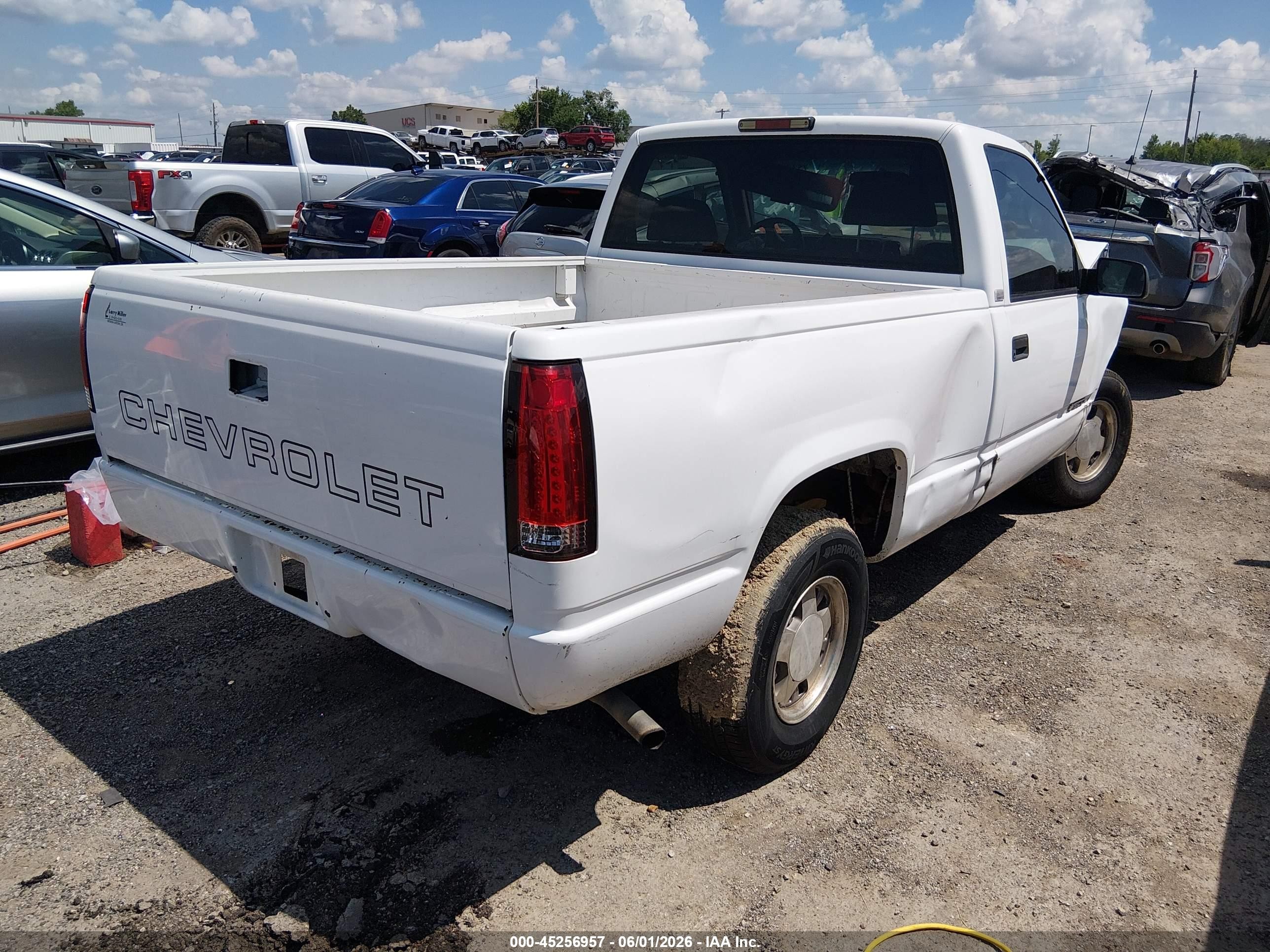 1997 Chevrolet C1500 Fleetside White vin: 1GCEC14W8VZ146084