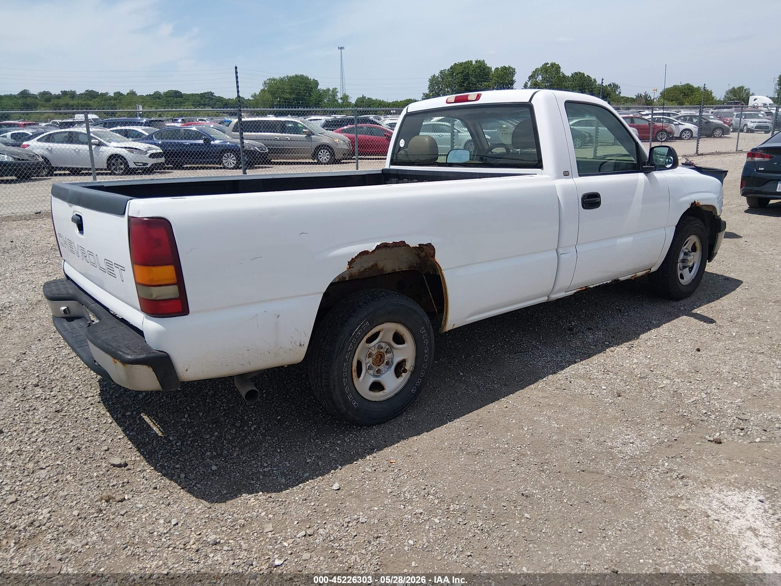 2000 Chevrolet Silverado 1500   White vin: 1GCEC14W8YE325642