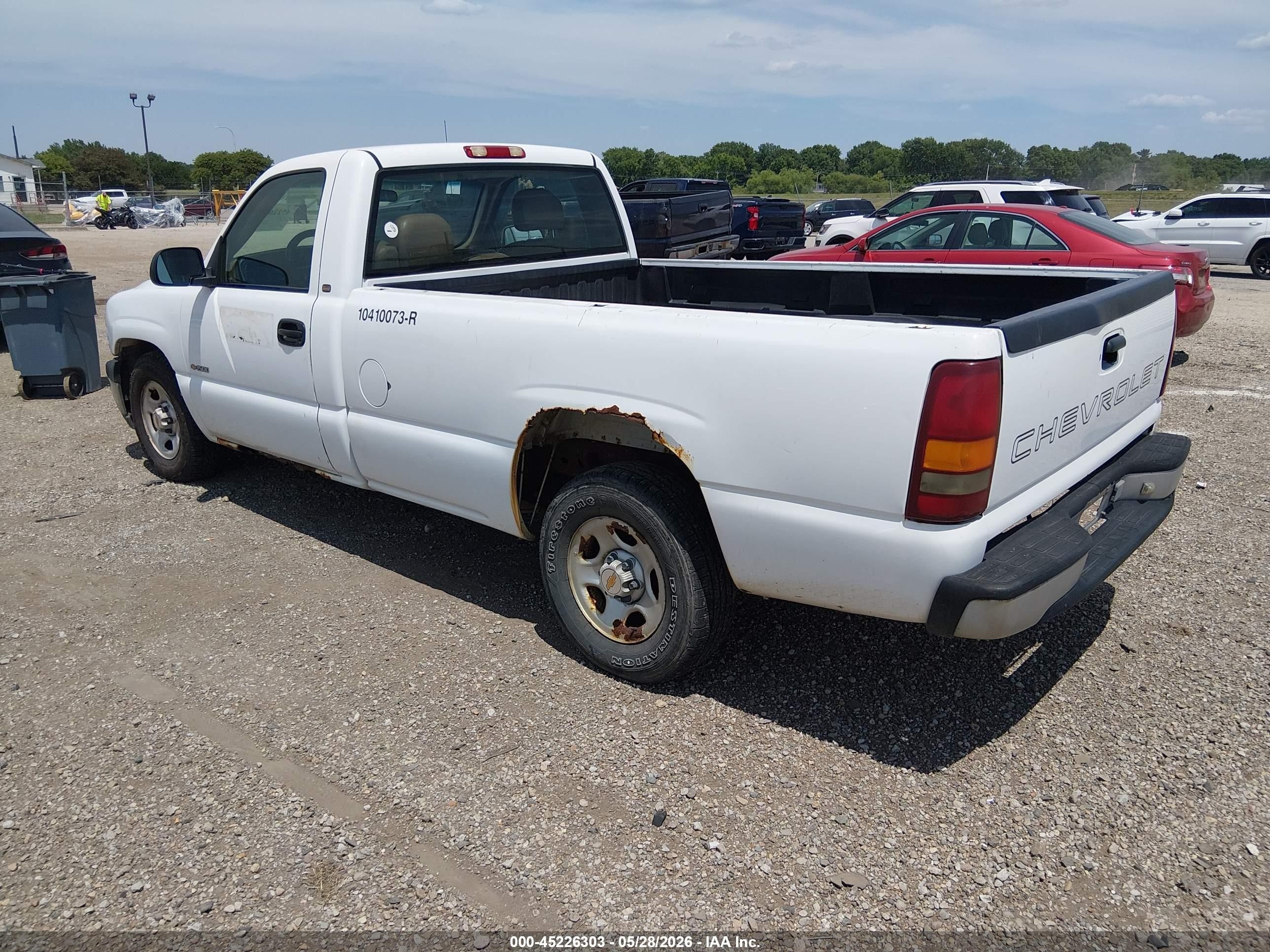 2000 Chevrolet Silverado 1500   White vin: 1GCEC14W8YE325642