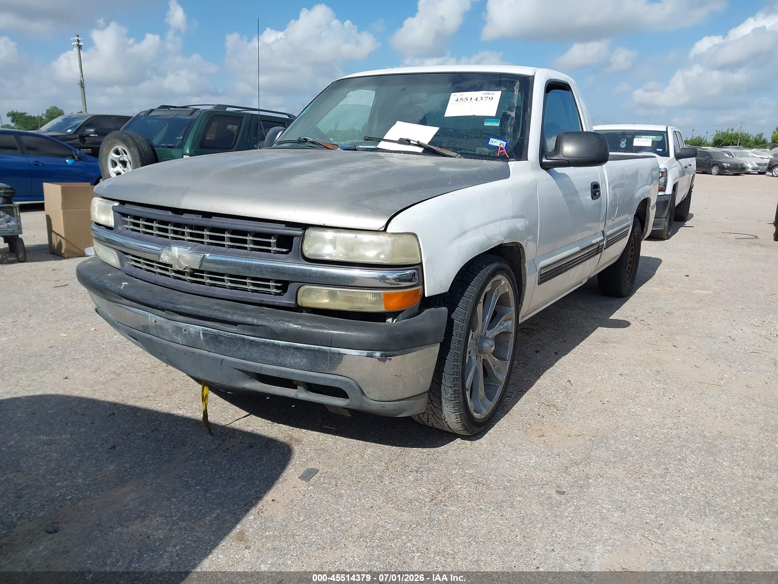 2000 Chevrolet Silverado 1500   White vin: 1GCEC14W9YE333426