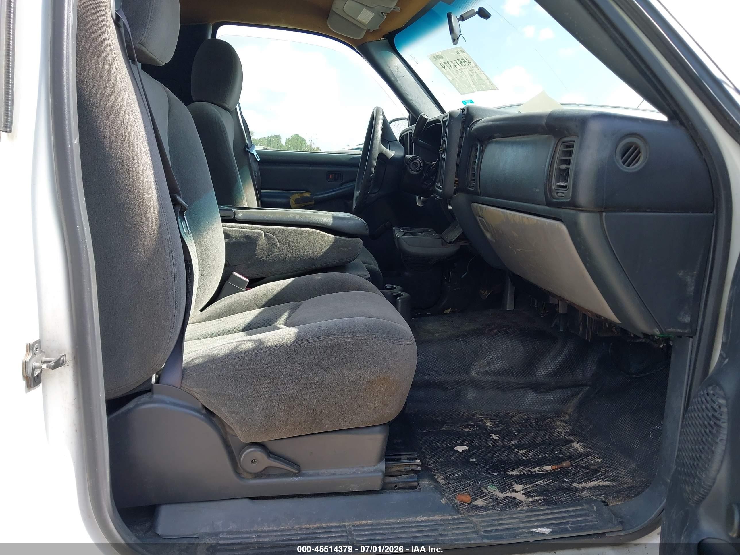 2000 Chevrolet Silverado 1500   White vin: 1GCEC14W9YE333426