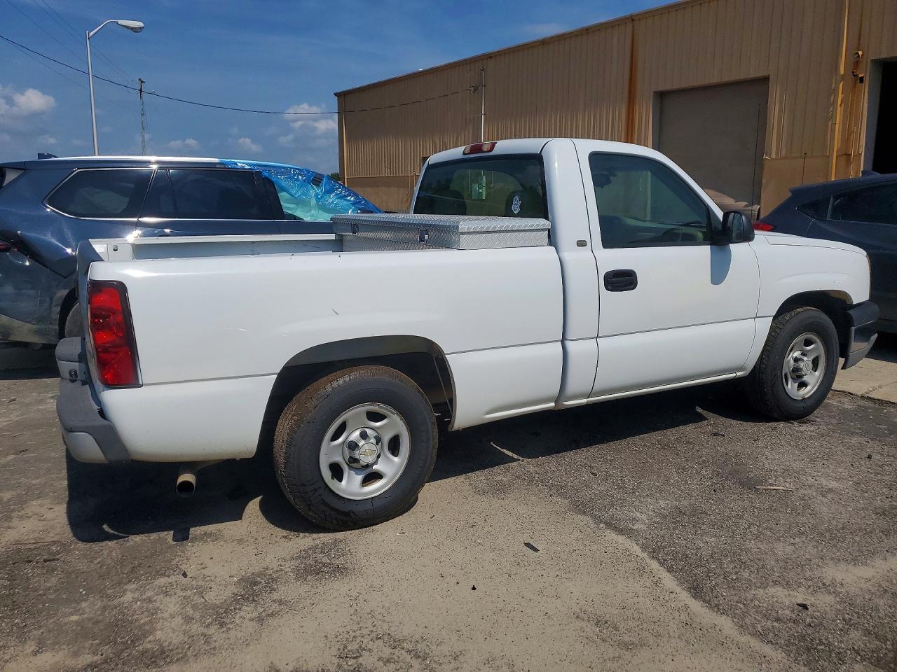 2004 Chevrolet Silverado C1500 White vin: 1GCEC14X04Z187512