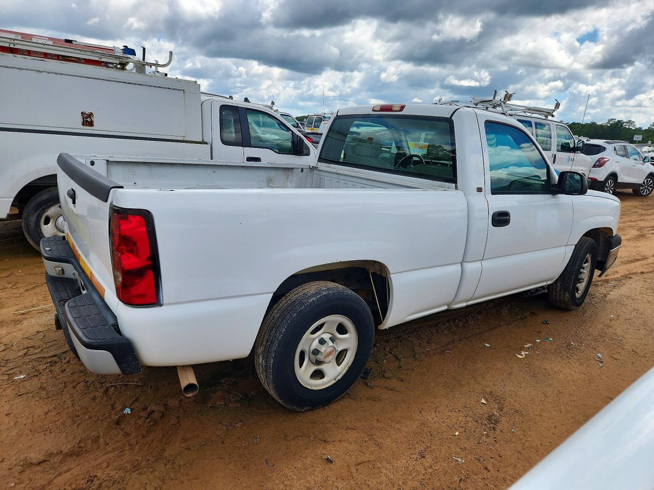 2004 Chevrolet Silverado C1500 White vin: 1GCEC14X04Z187851